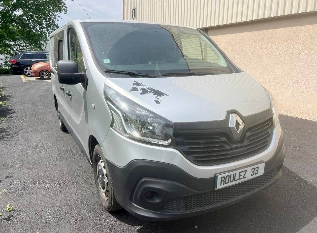 Front view from 3/4 Renault Trafic 1,6l 120 ch - Yescapa