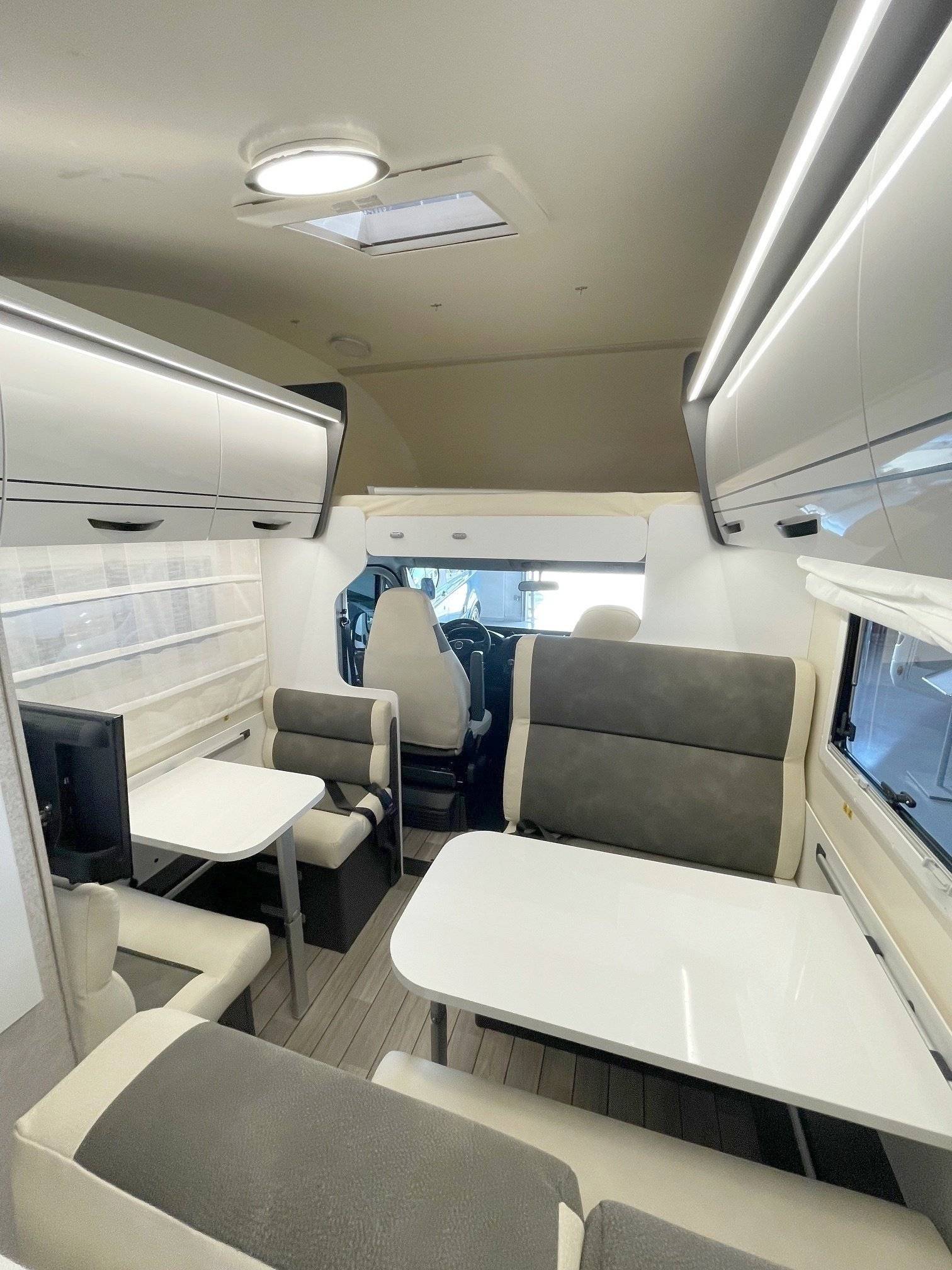 Dining Area Ford ford transit - Yescapa