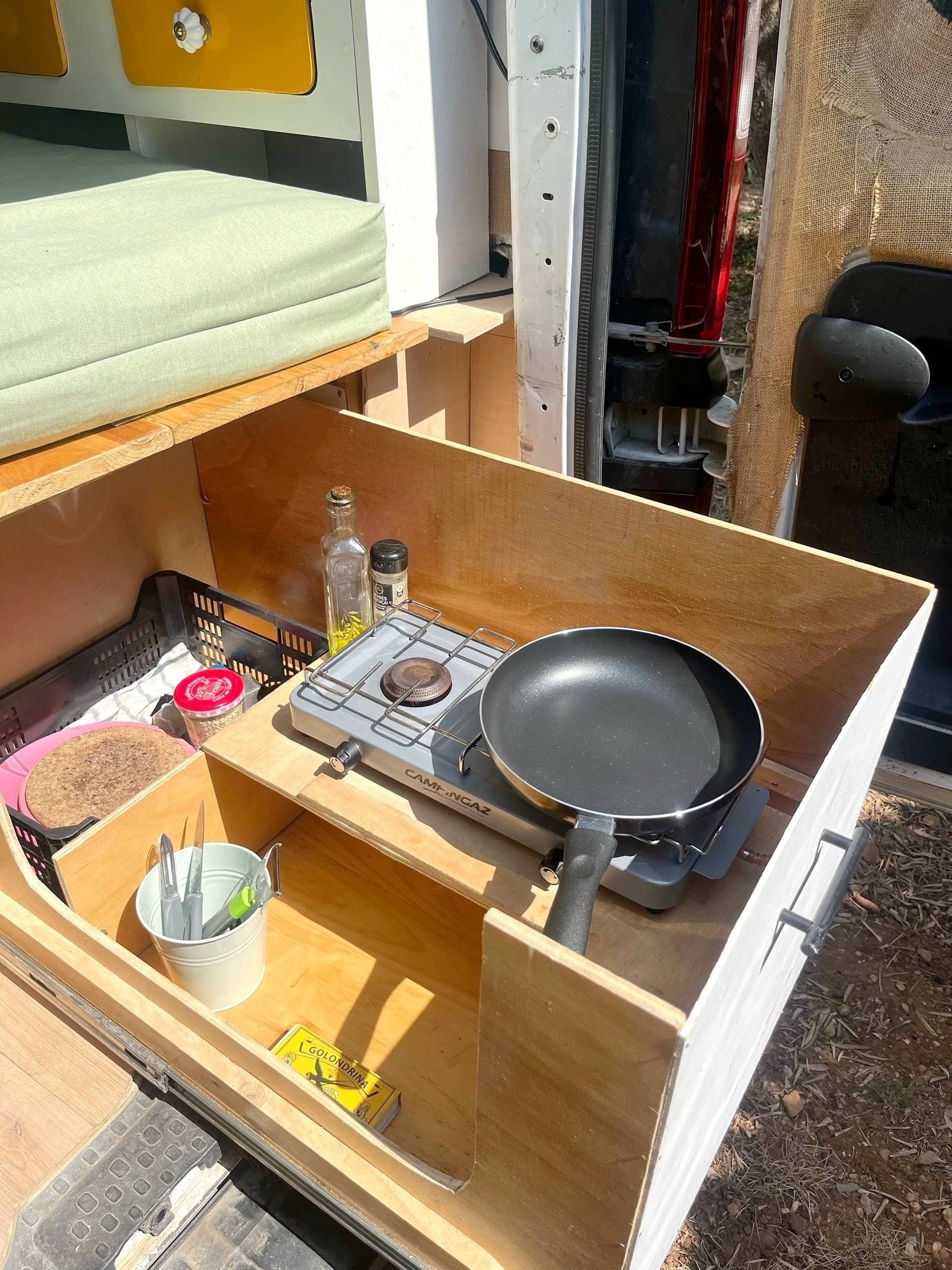 Angolo cucina Renault TRAFFIC 2,0l 90 CH - Yescapa