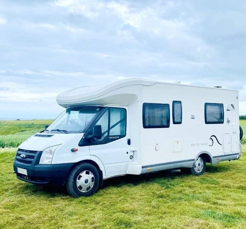 Voorkant 3/4 Ford Transit 2,2 l 140 ch - Yescapa