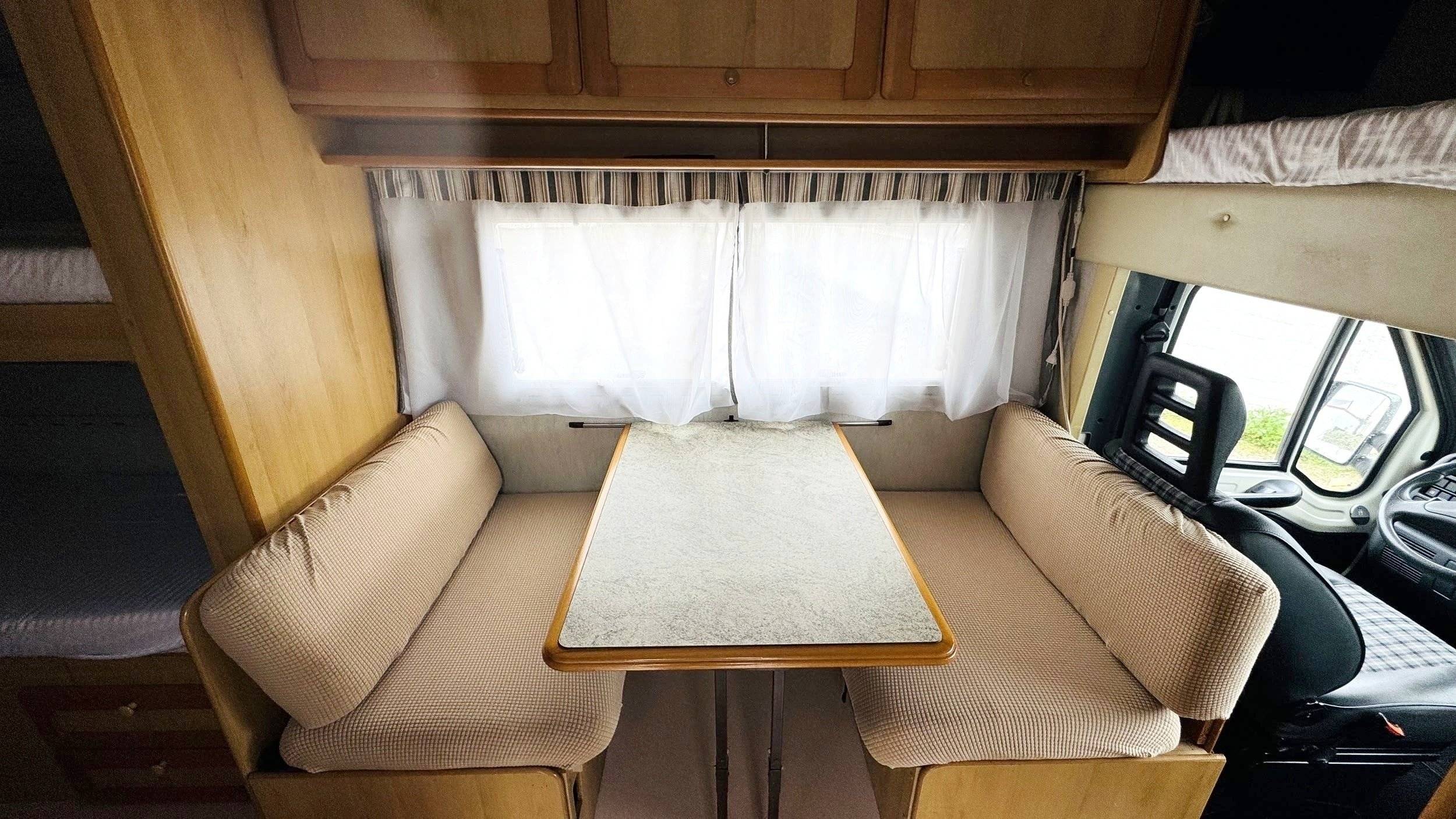 Área de jantar Fiat Ducato 2.5 TDI - Yescapa