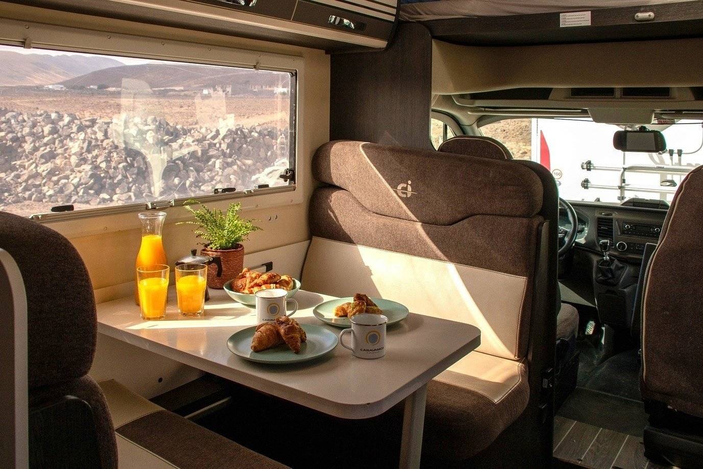 Dining Area Ford - Yescapa