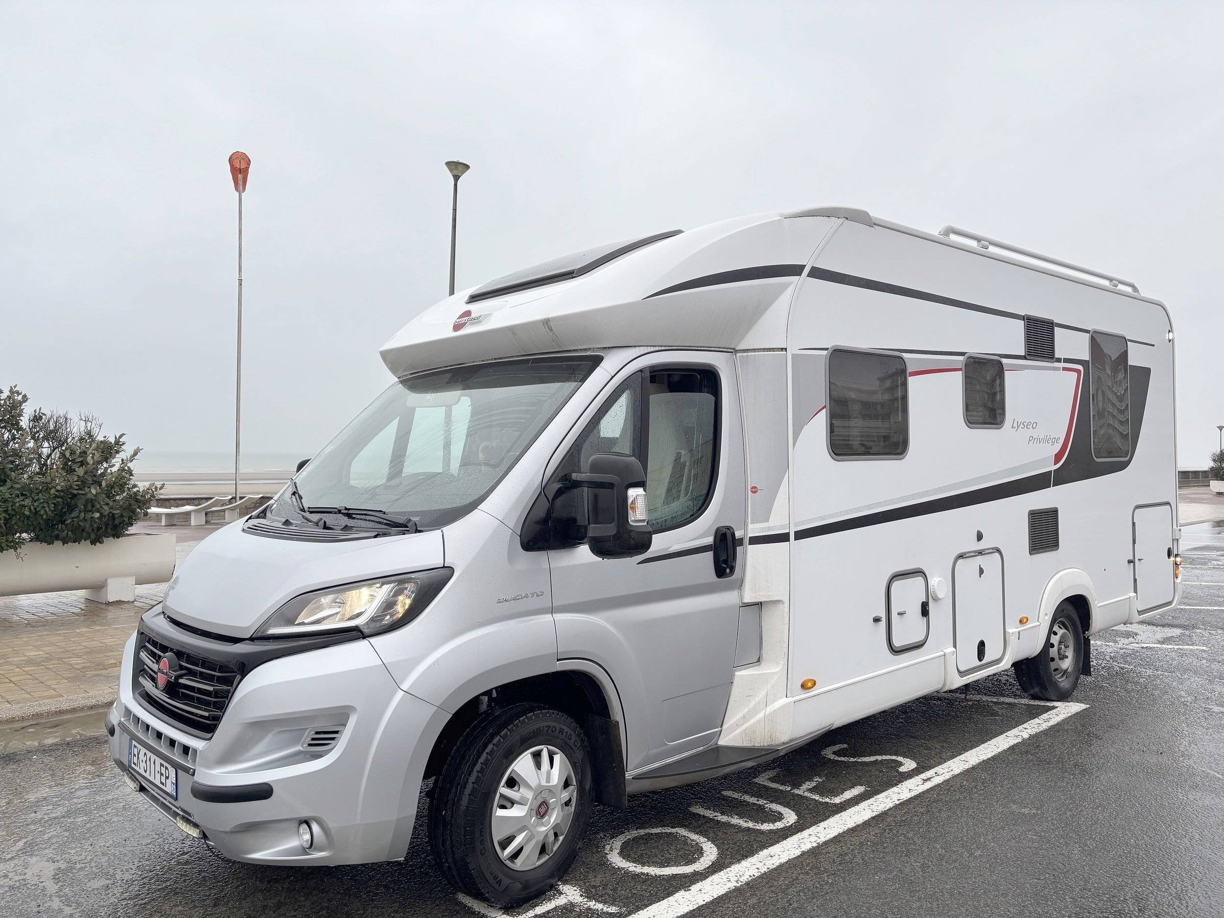 Vista del vehicle angle davanter Fiat 2,3 l 130 ch - Yescapa