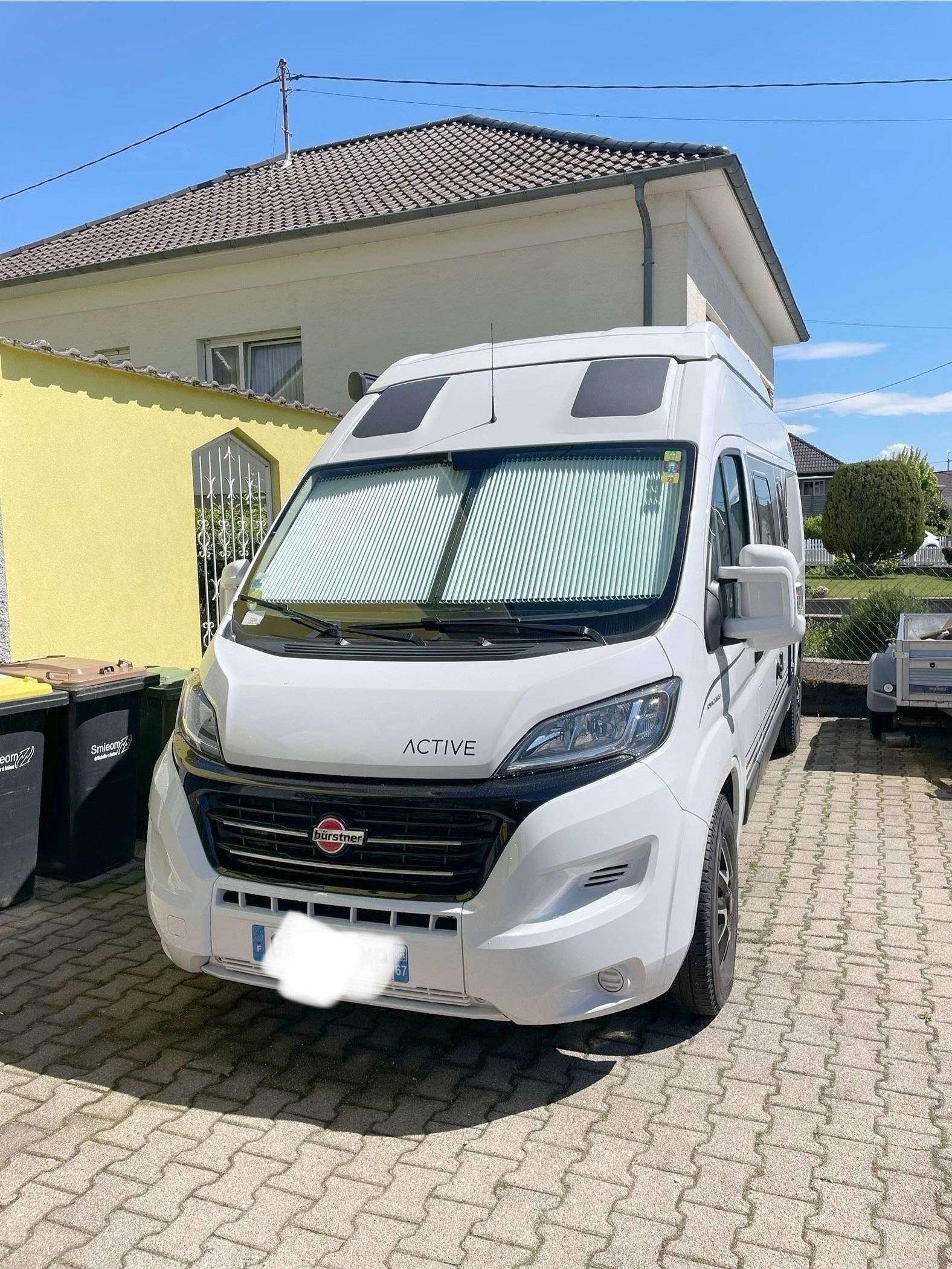 Vue avant de 3/4 Fiat Fiat 2.3 Multijet 140 PS - Yescapa