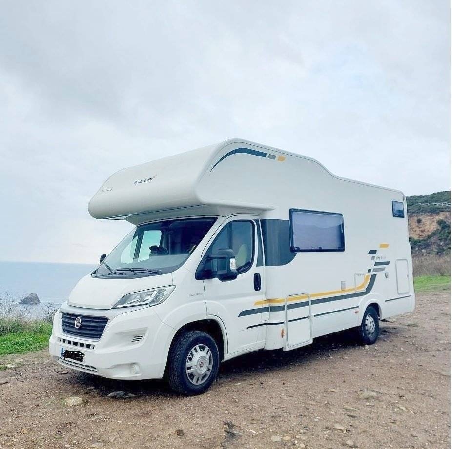 Vista del vehicle angle davanter Fiat 2,3 l 130 ch - Yescapa