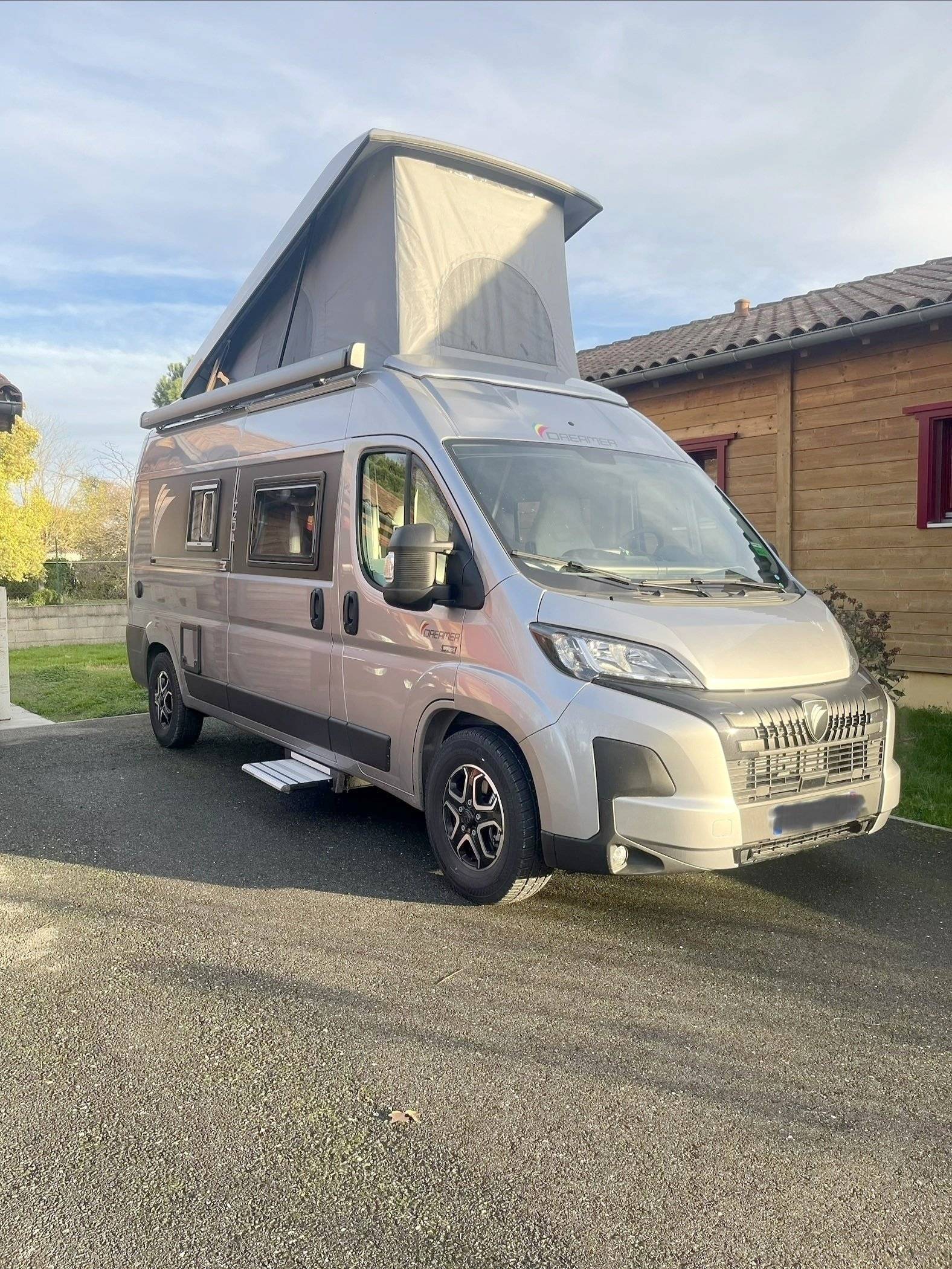 Vista de 3/4 Peugeot Ducato 140ch - Yescapa