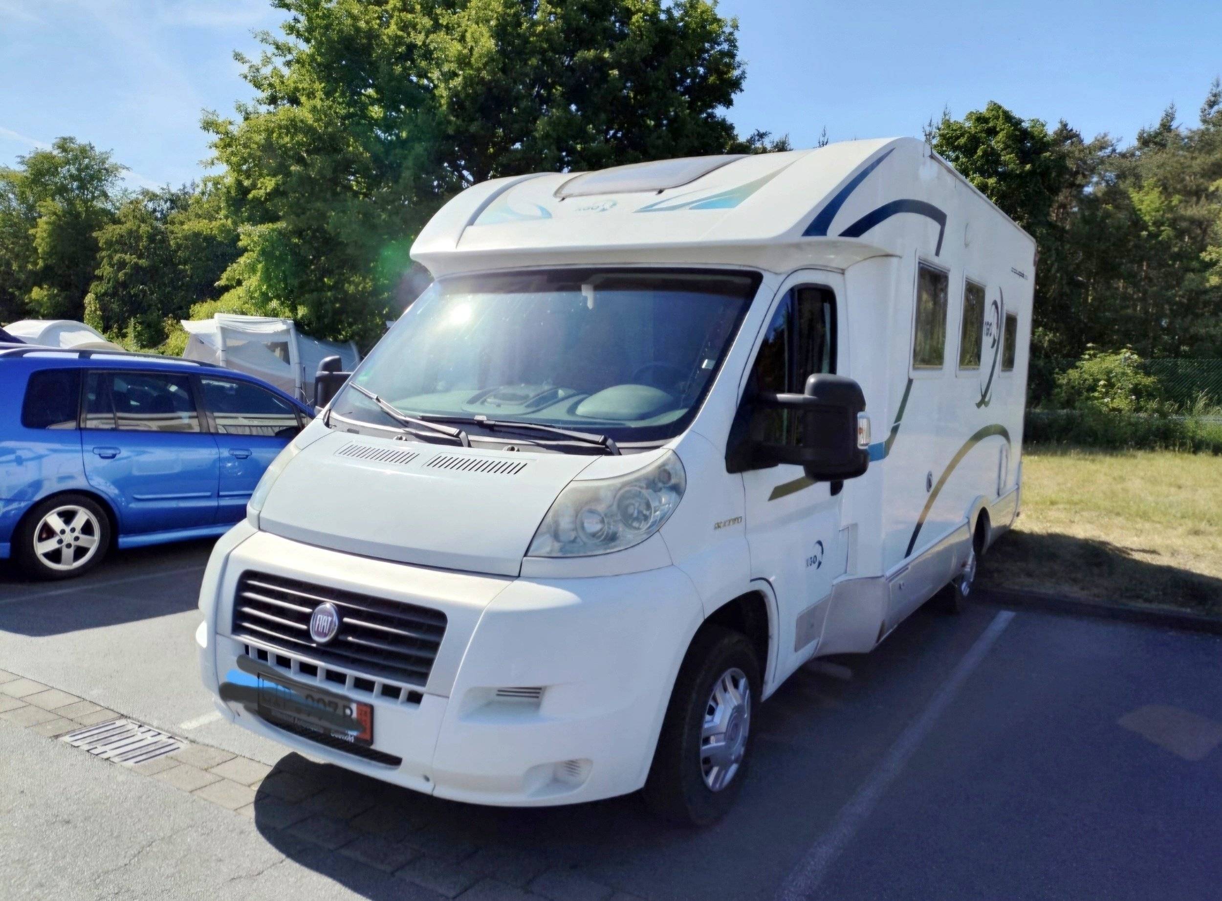 Vue avant de 3/4 Fiat AWA - Yescapa