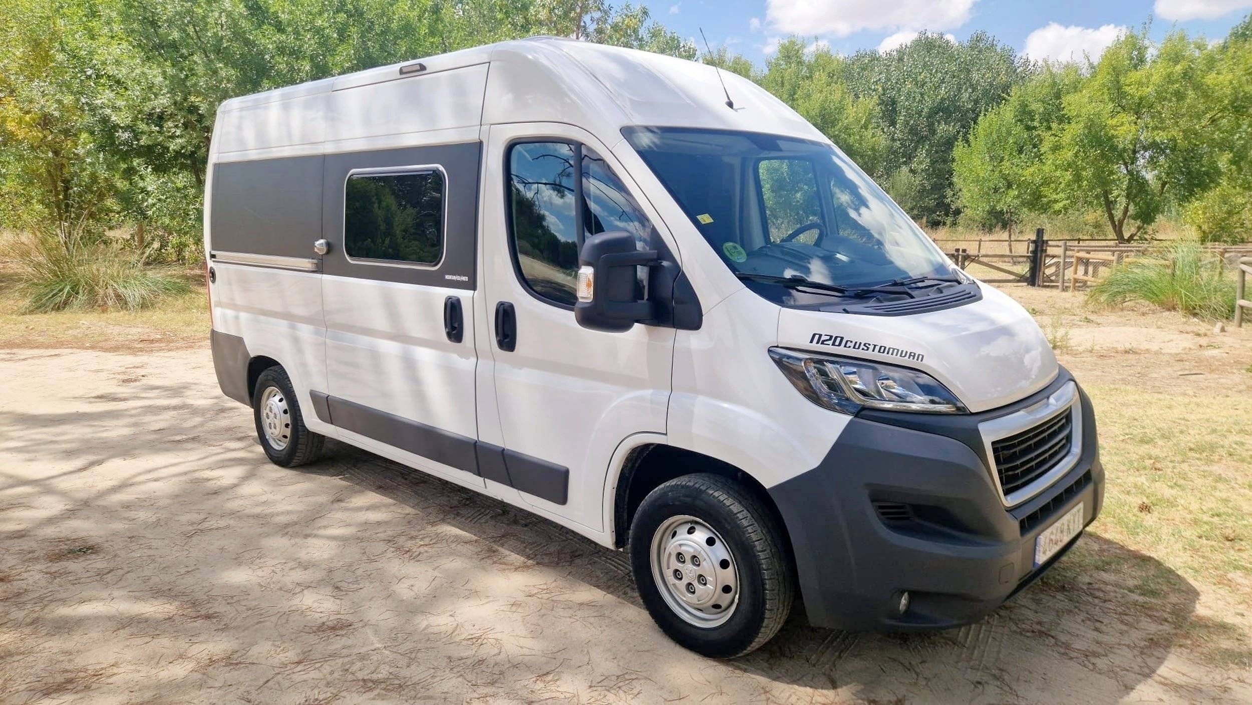 Front view from 3/4 Peugeot - Yescapa