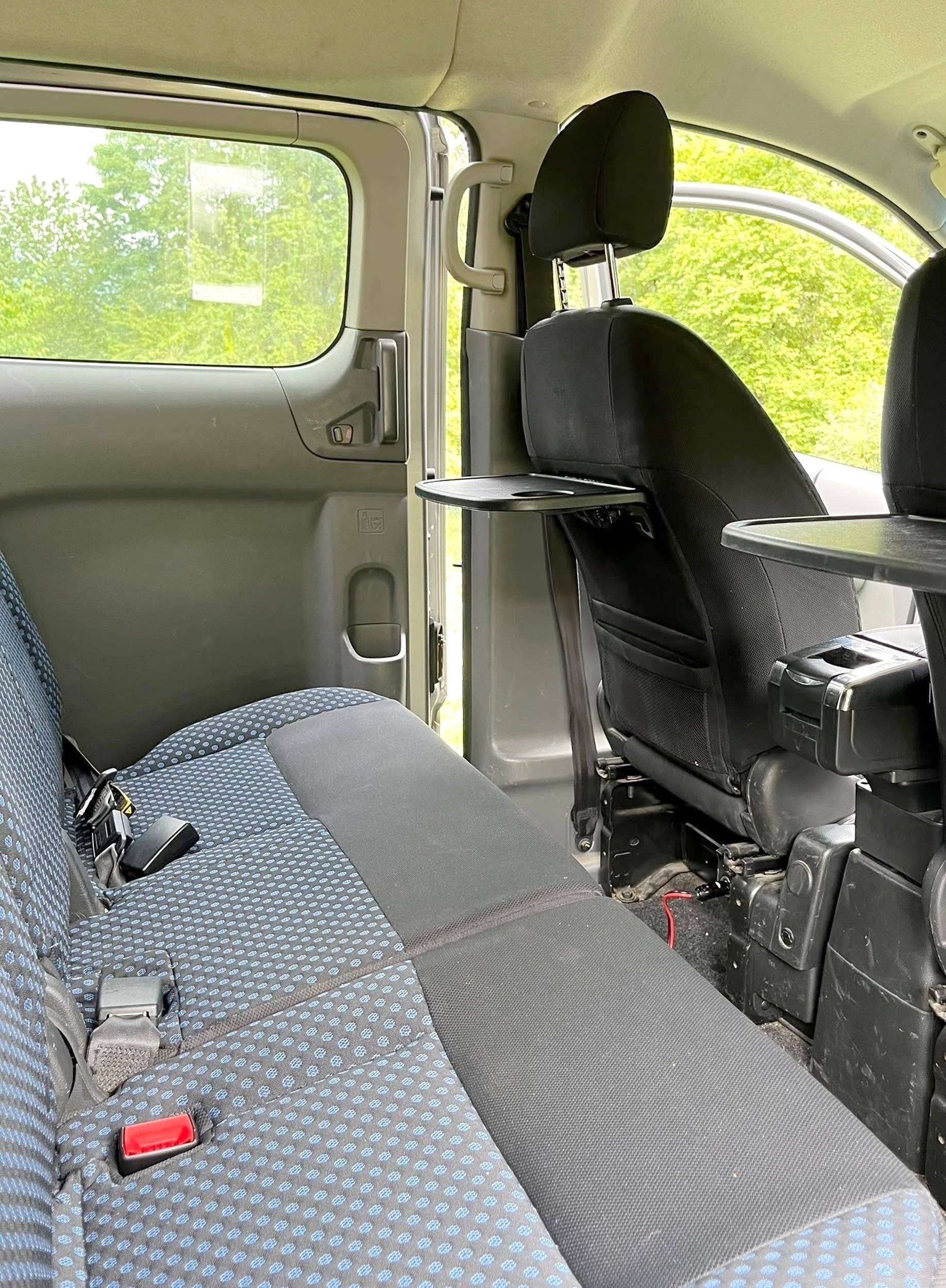 Front view from 3/4 Nissan Env200 - Yescapa
