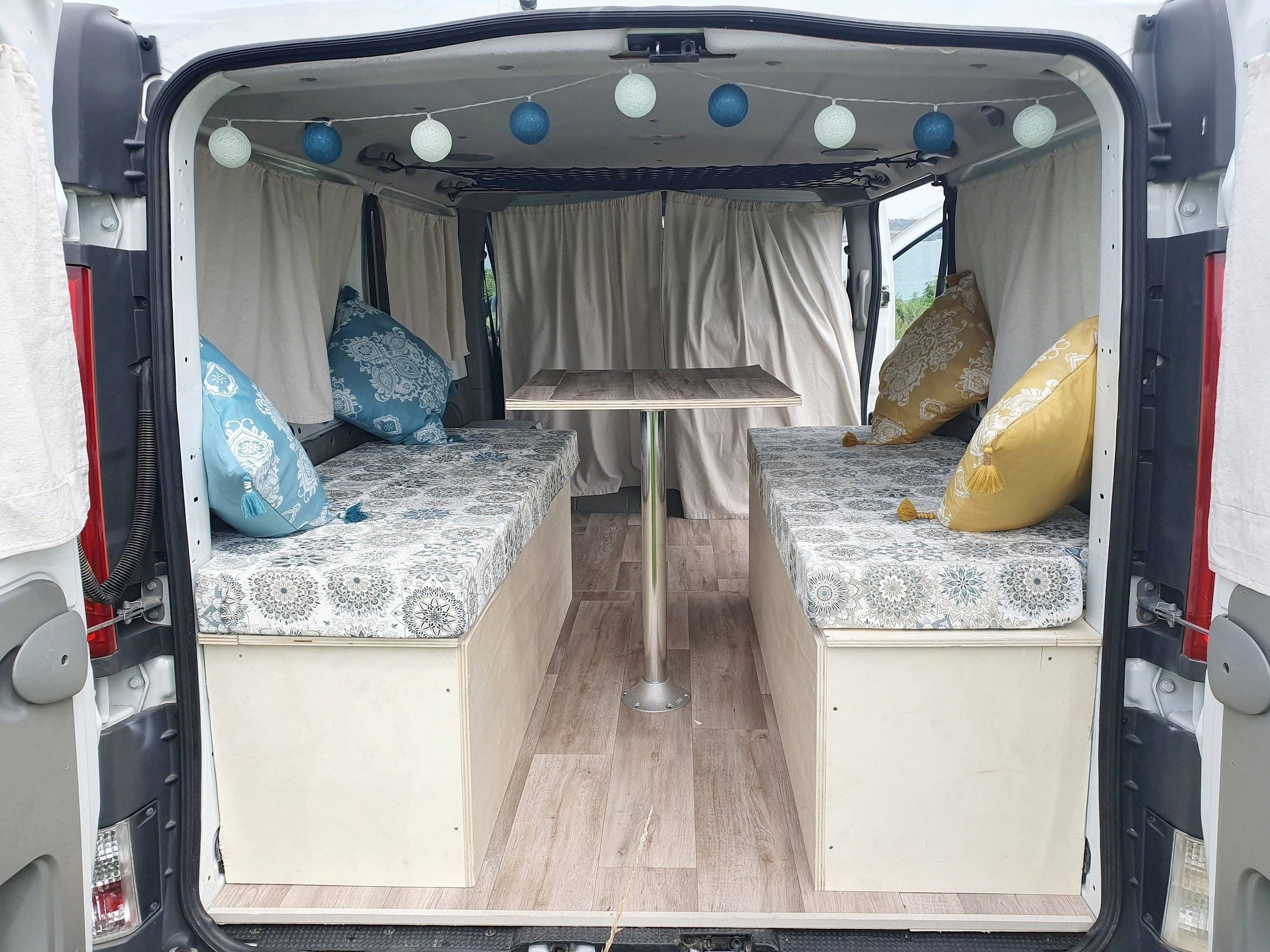 Coin repas Opel Vivaro Long V7 1,6 l 140 ch - Yescapa
