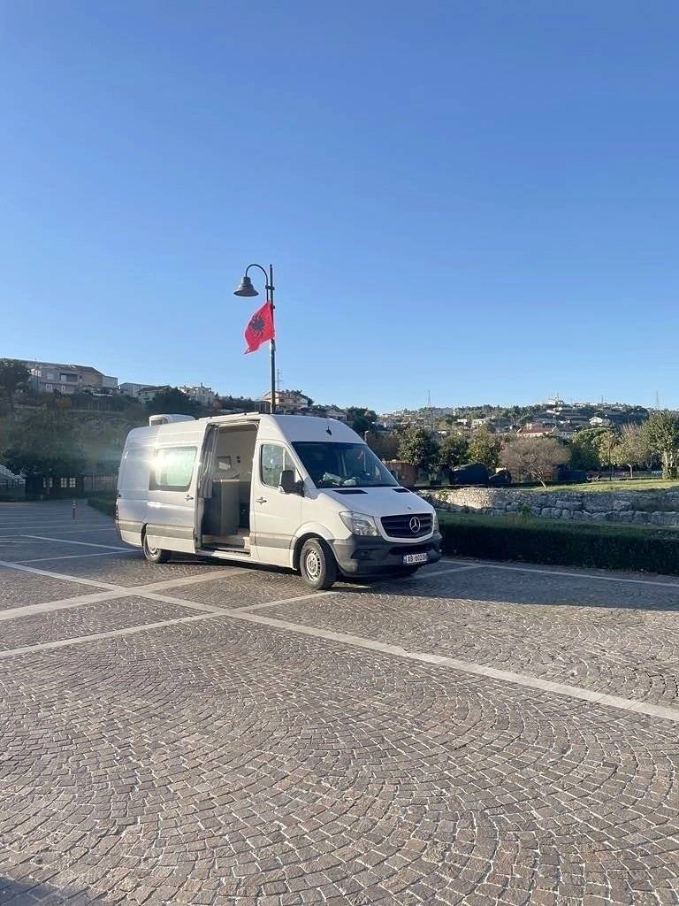 Front view from 3/4 Mercedes - Yescapa