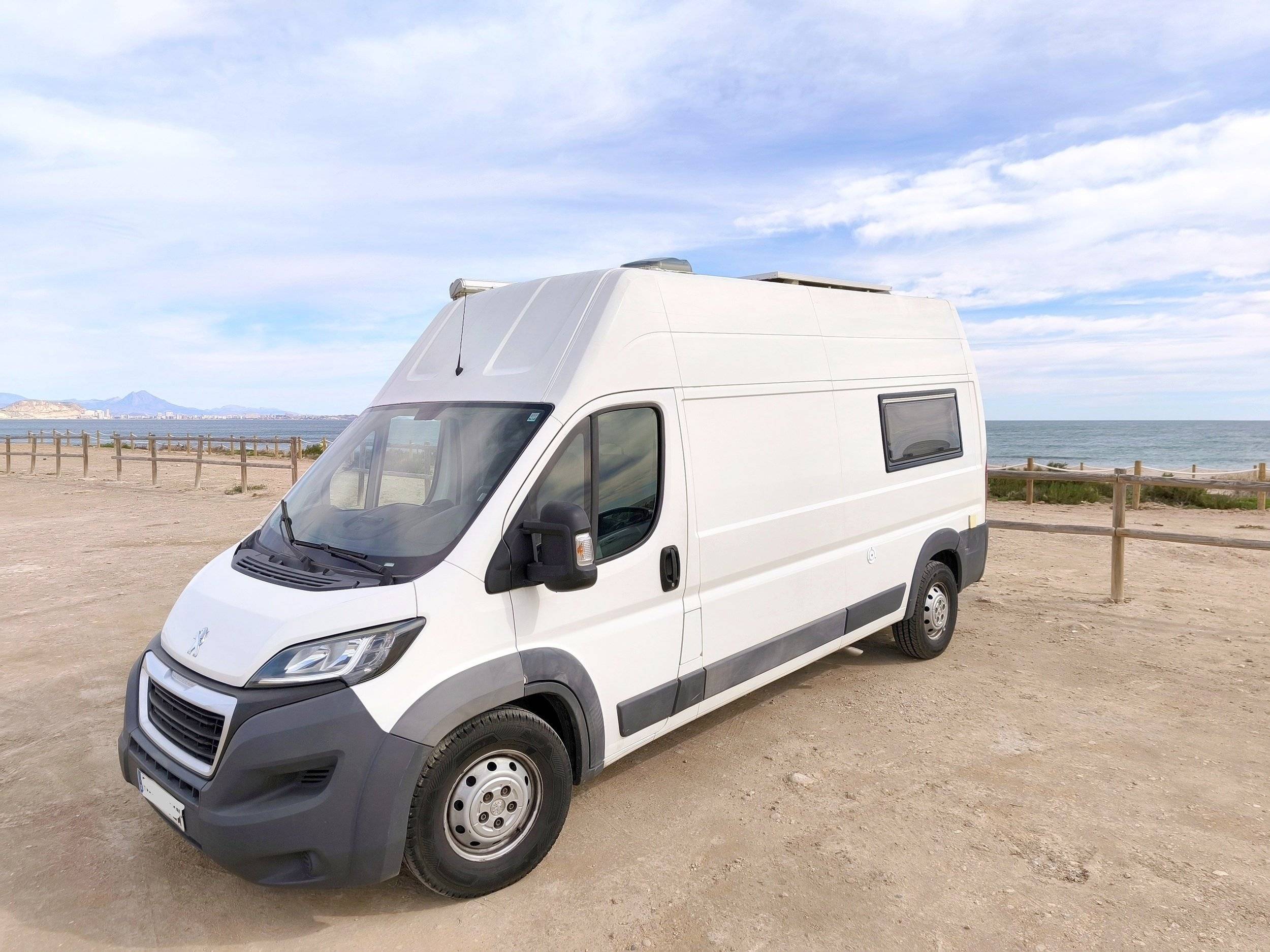 Front view from 3/4 Peugeot PEUGEOT BOXER L3H3 - Yescapa