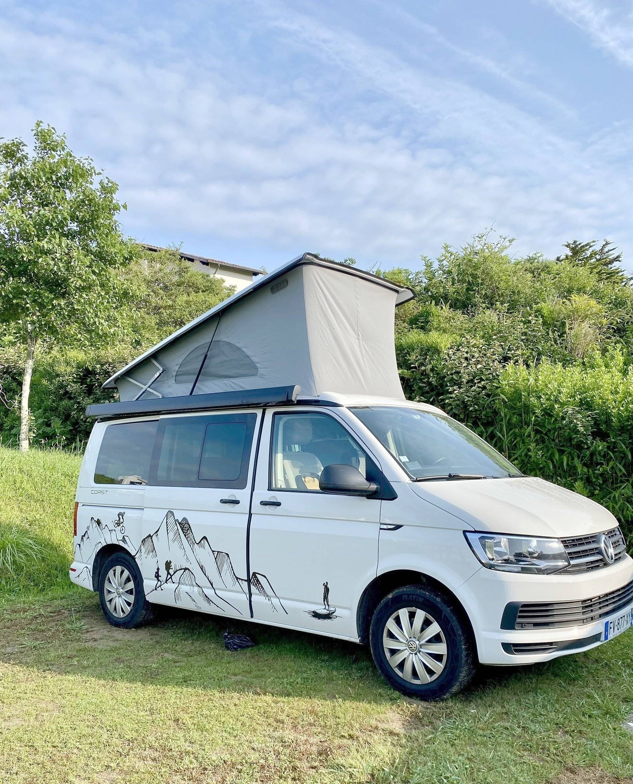 Front view from 3/4 Volkswagen T6 2,0 l 150 ch - Yescapa