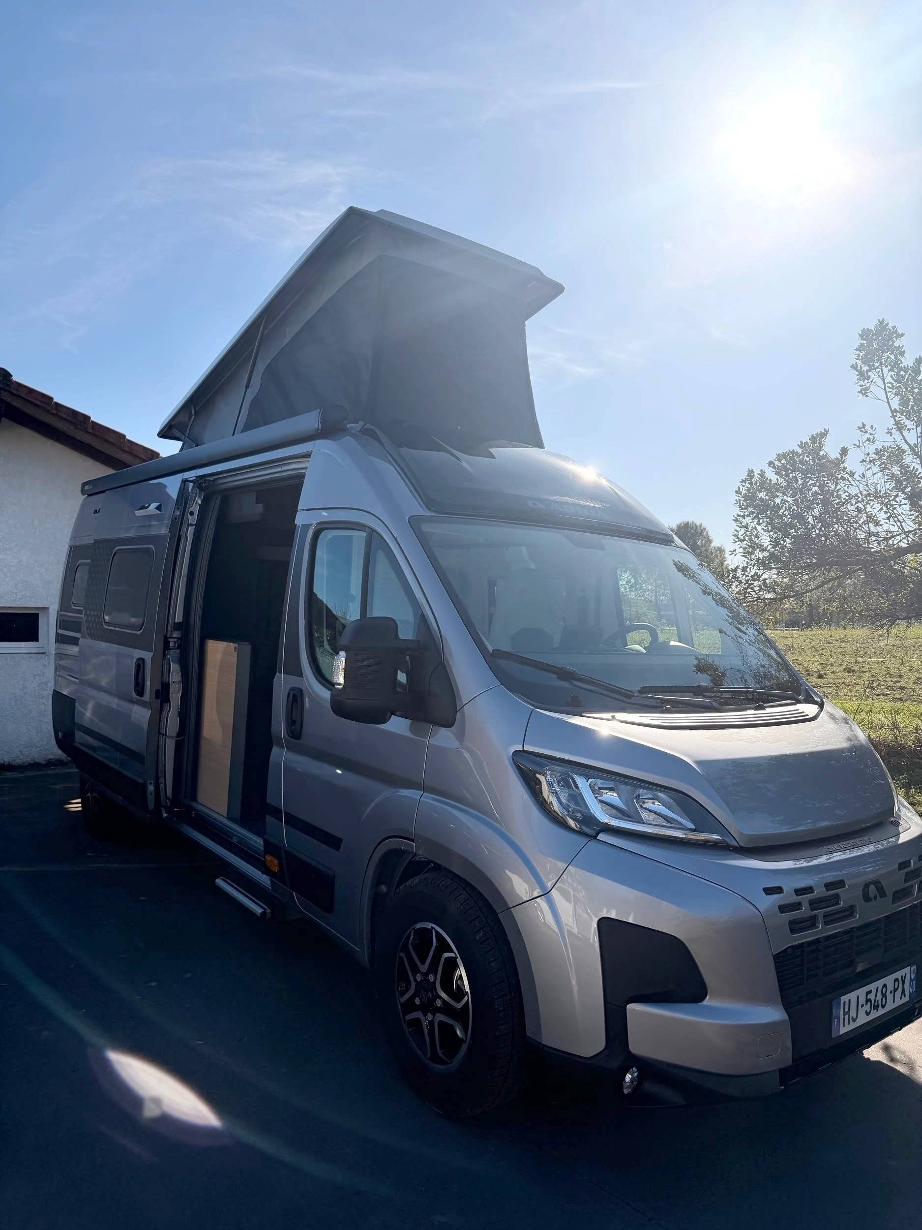 Vue avant de 3/4 Fiat DUCATO 2.2 140 CH - Yescapa