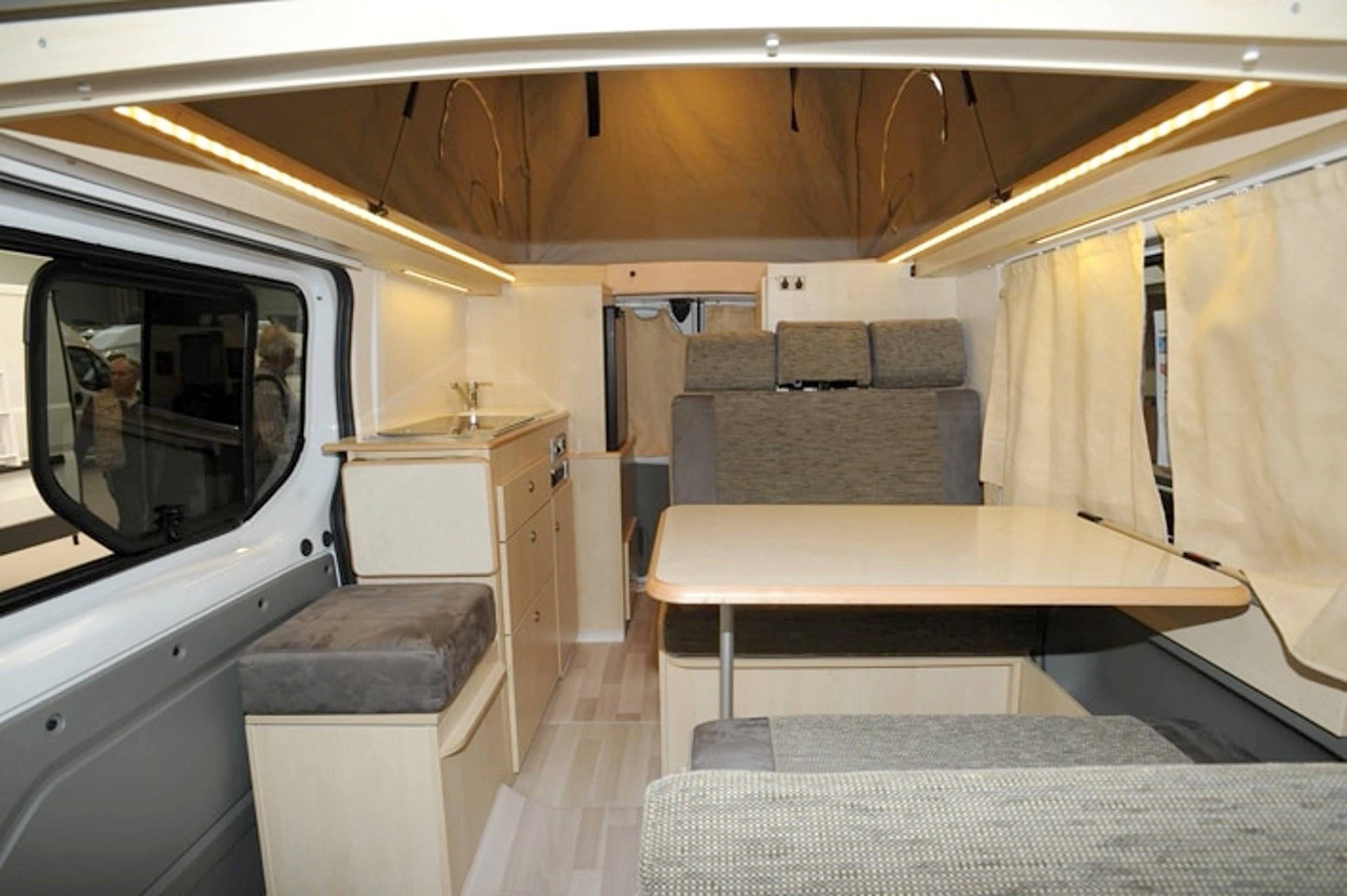 Dining Area Renault 2,0 l dCi 115 ch - Yescapa
