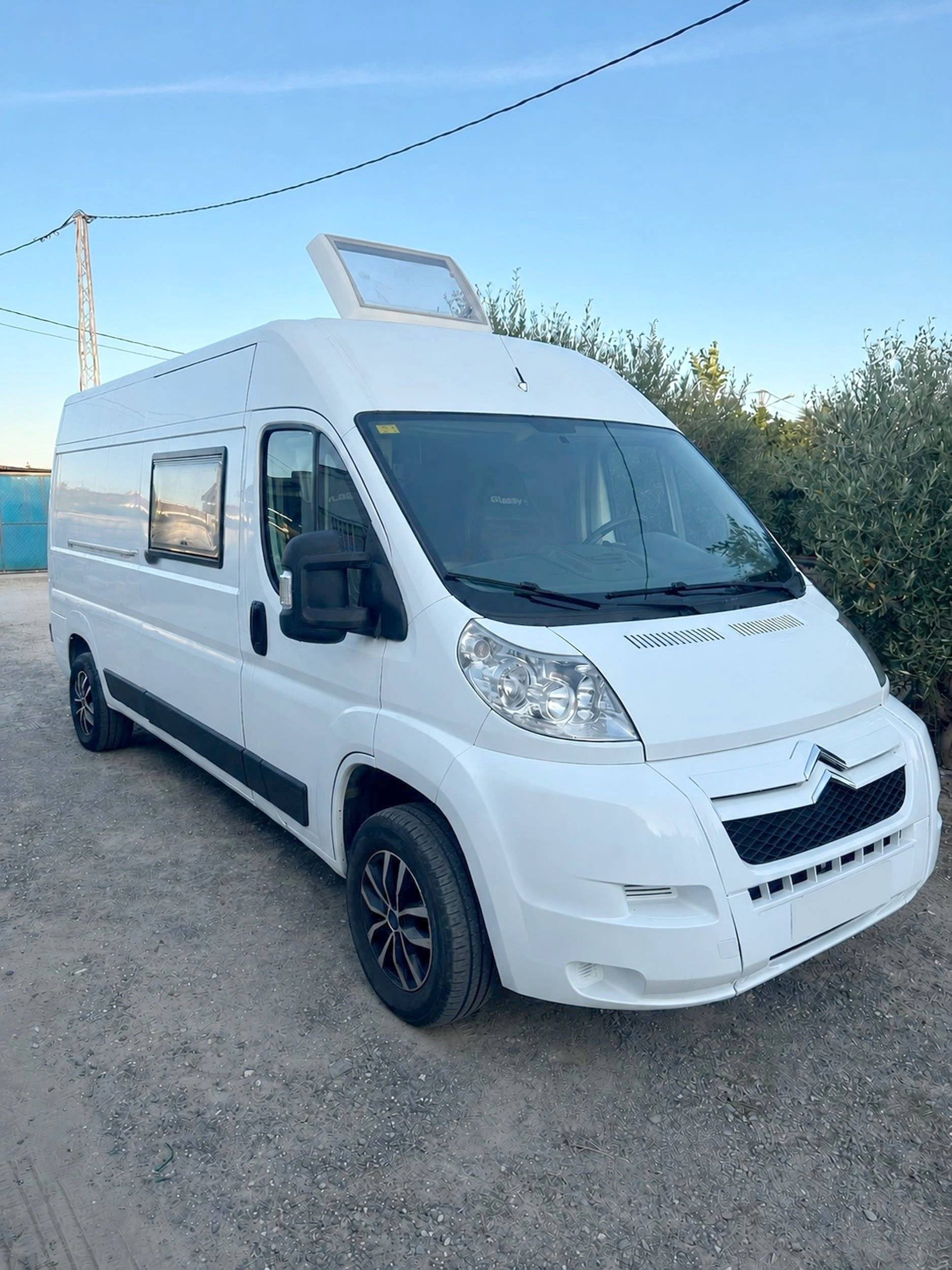 Front view from 3/4 Citroën Jumper L3 H2 - Yescapa