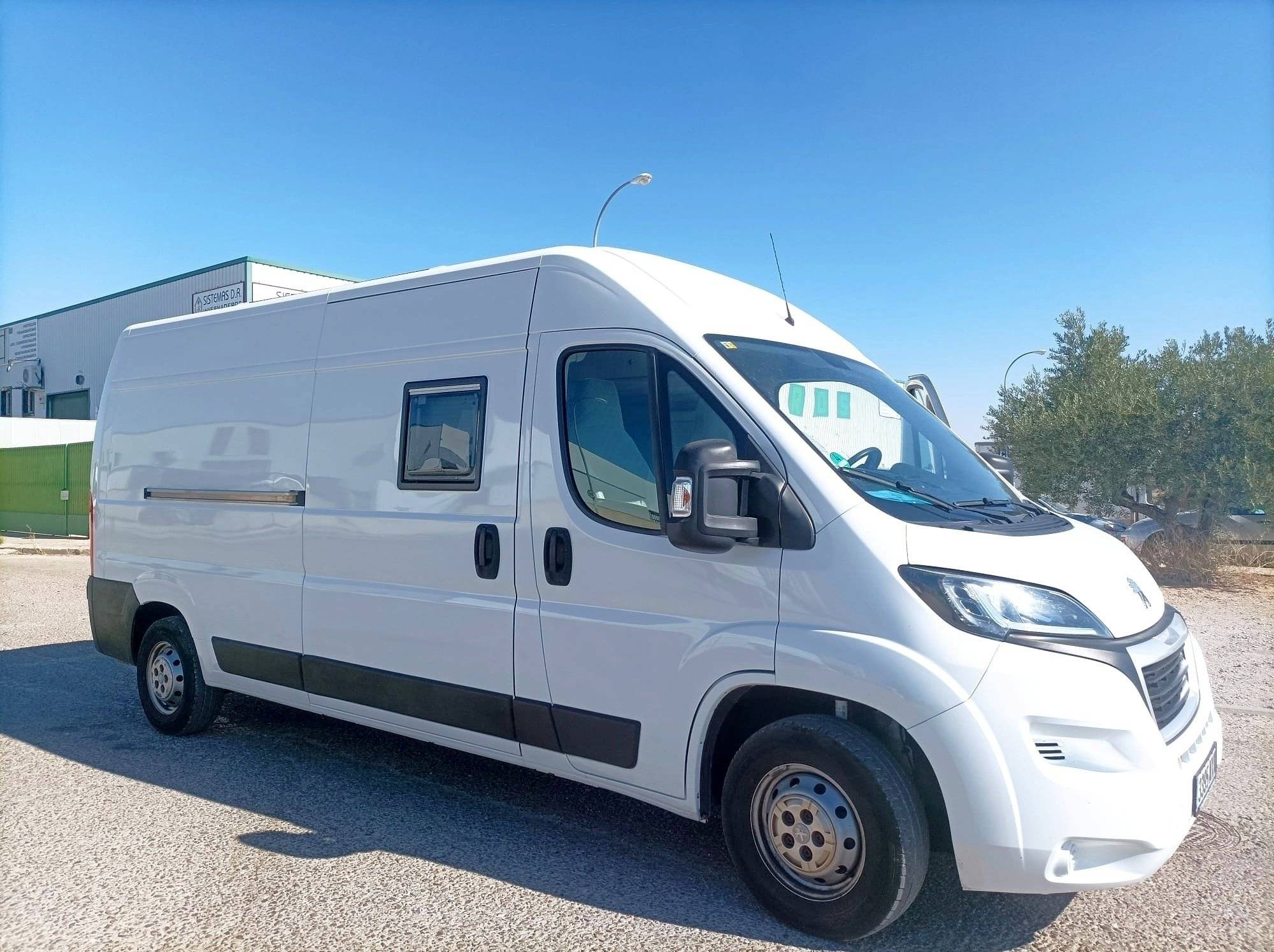 Vue avant de 3/4 Peugeot - Yescapa