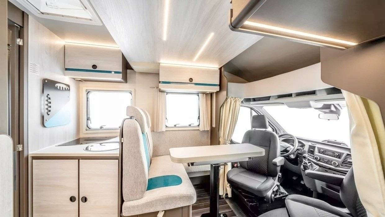 Dining Area Renault Renault Master - Yescapa