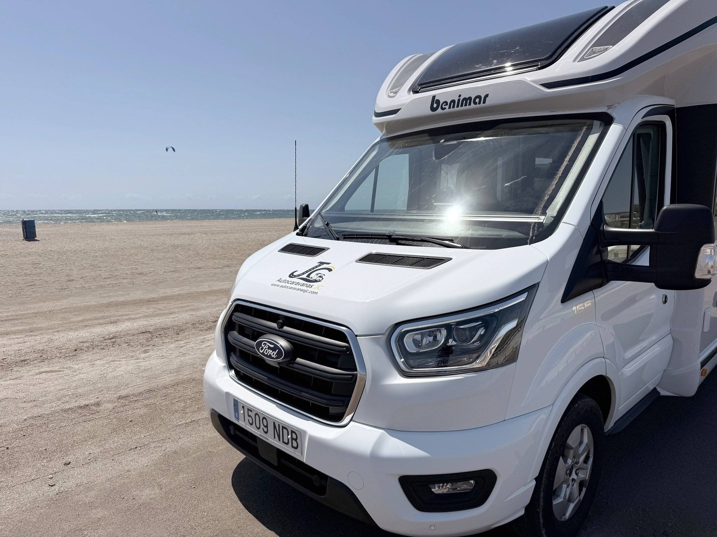 Front view from 3/4 Ford Transit 2.0 | 165 PS - Yescapa