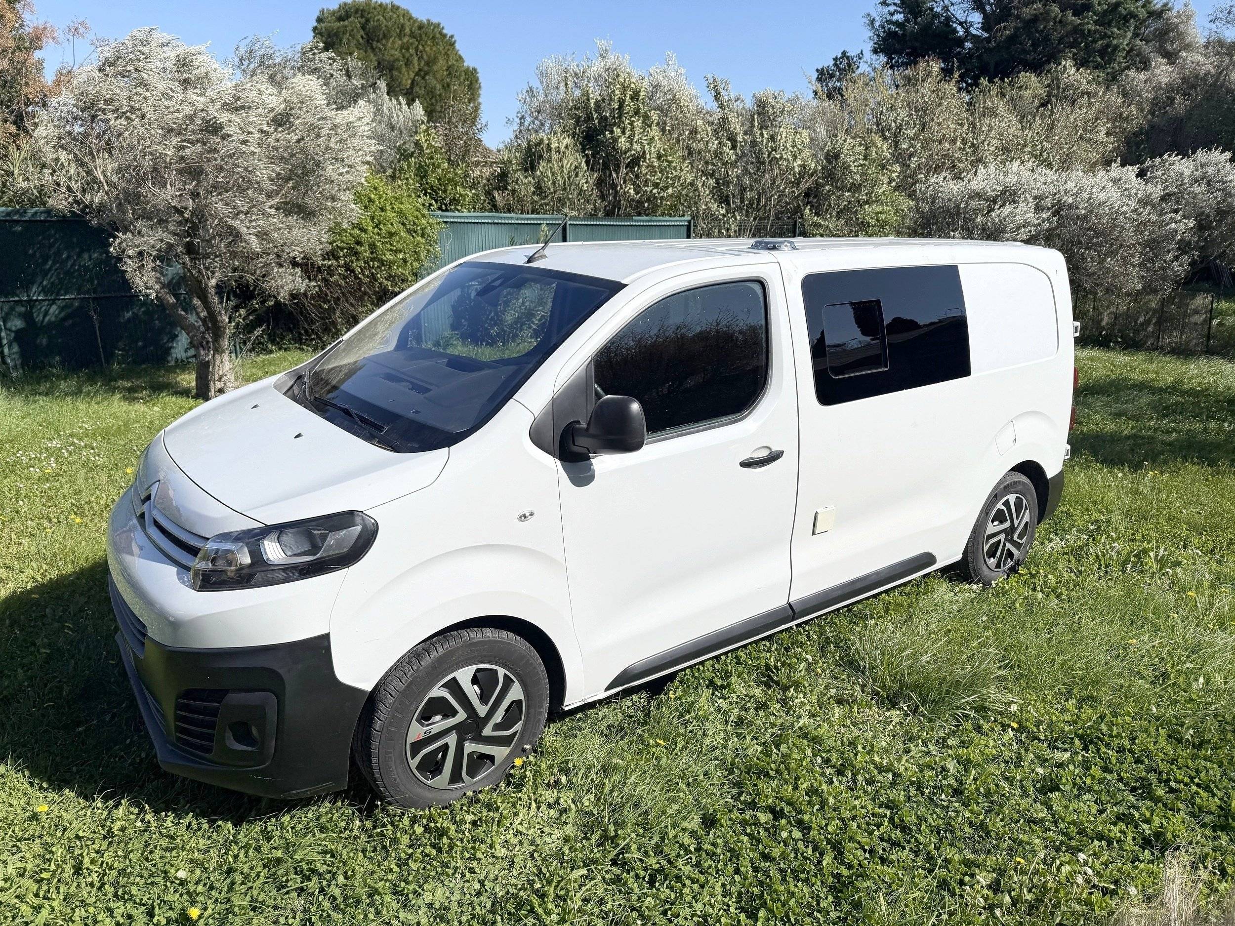 Vista de 3/4 Citroën Jumpy - Yescapa