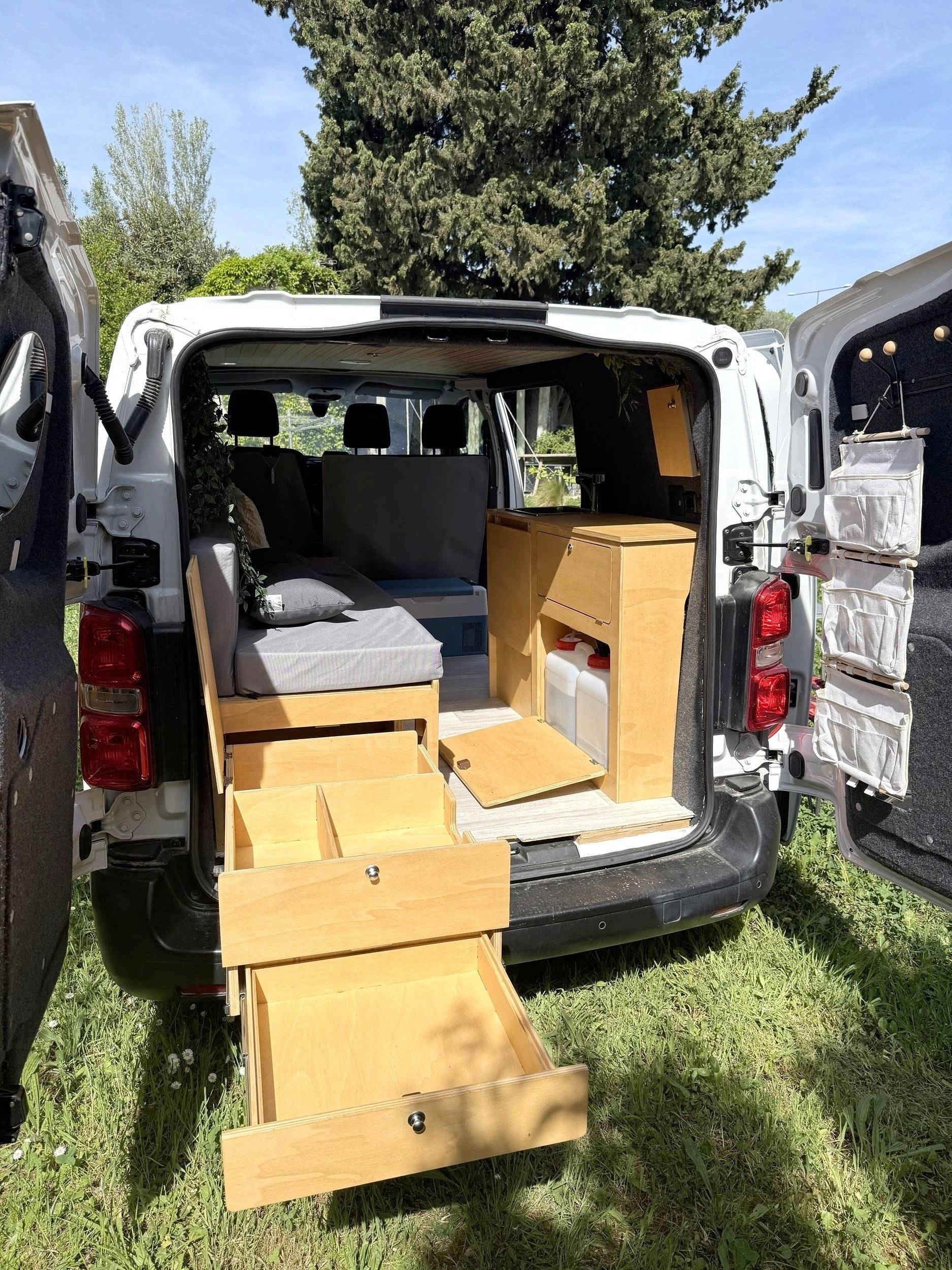 Vista frontale a ¾ Citroën Jumpy - Yescapa