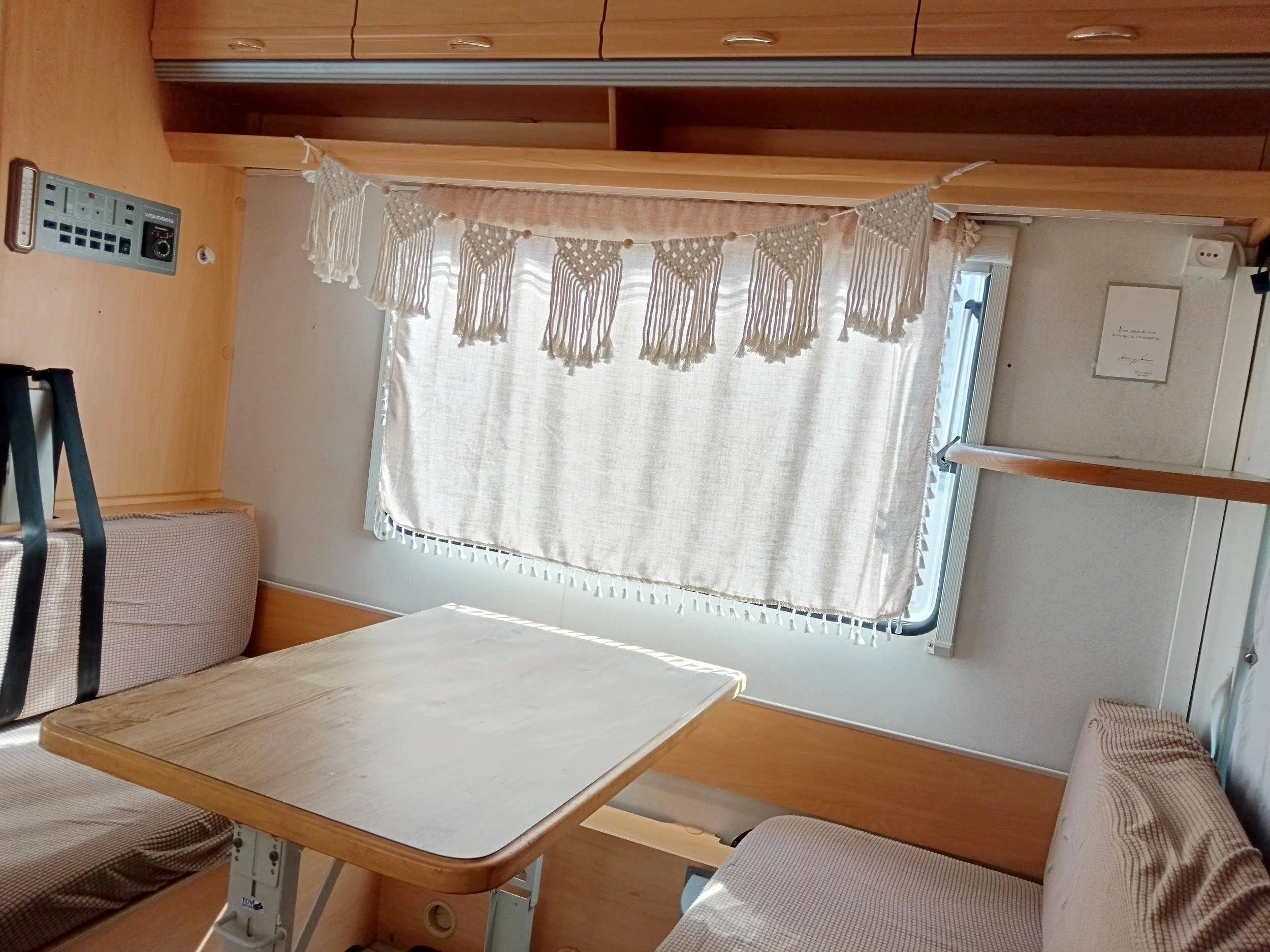 Dining Area Fiat DUCATO 2,8 IDTD - Yescapa