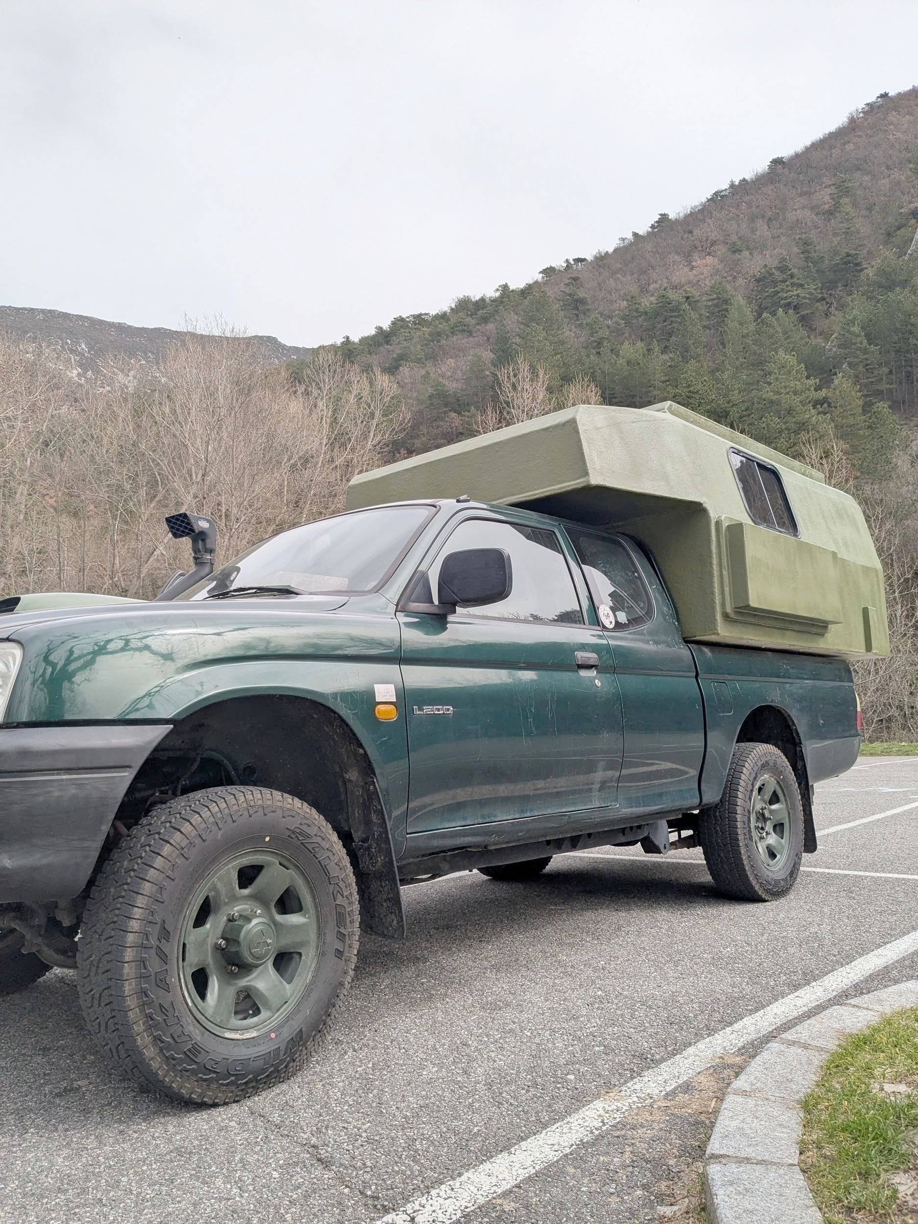 Vue avant de 3/4 Mitsubishi L200 - Yescapa