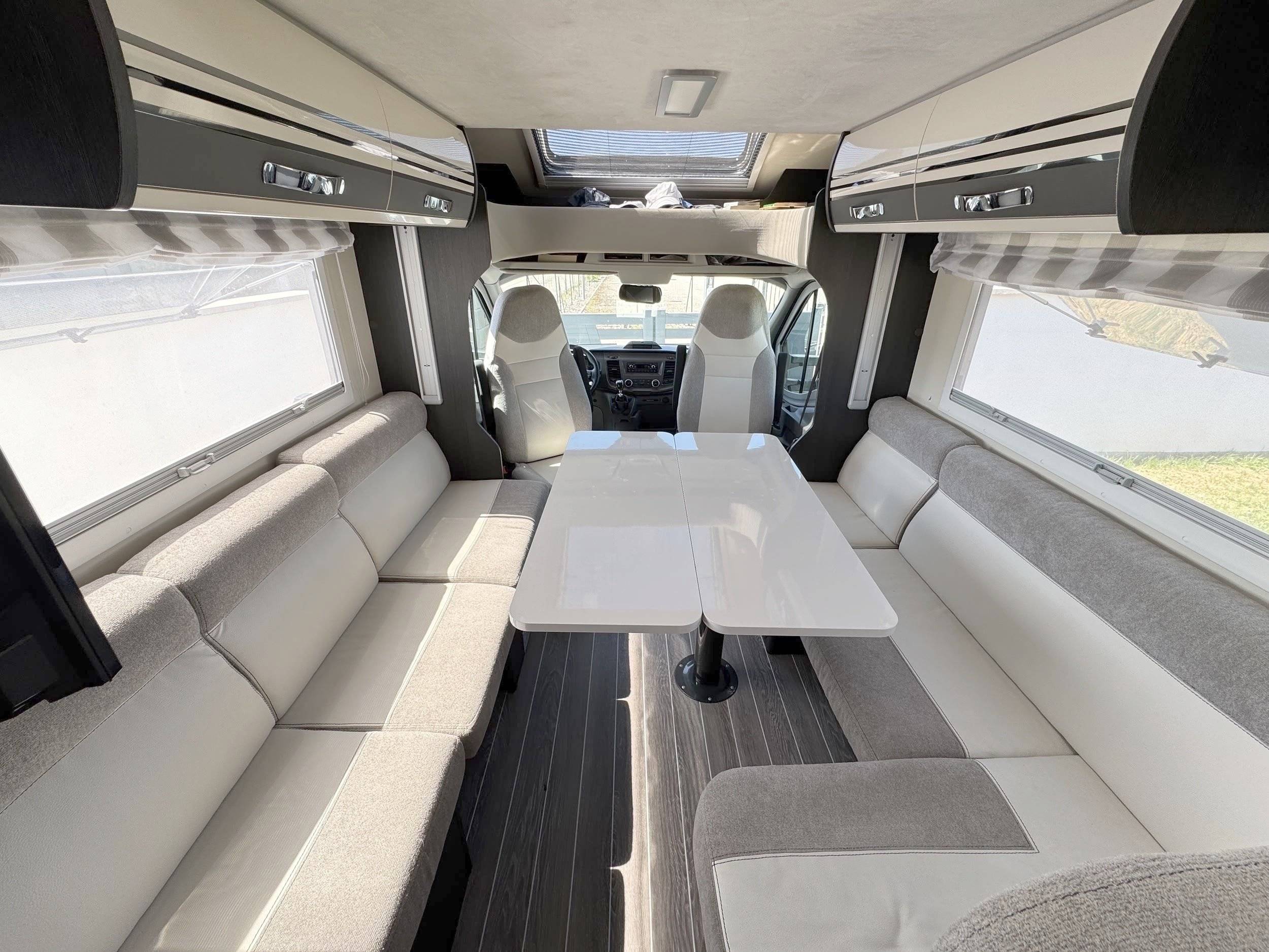 Área de jantar Ford Transit 2,0 l 170 ch - Yescapa