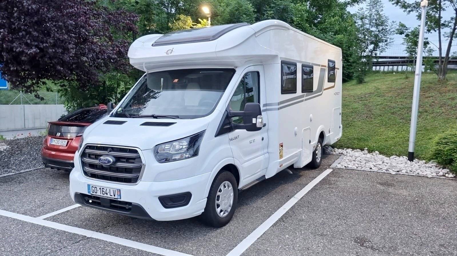 Vista frontale a ¾ Ford ford transit - Yescapa