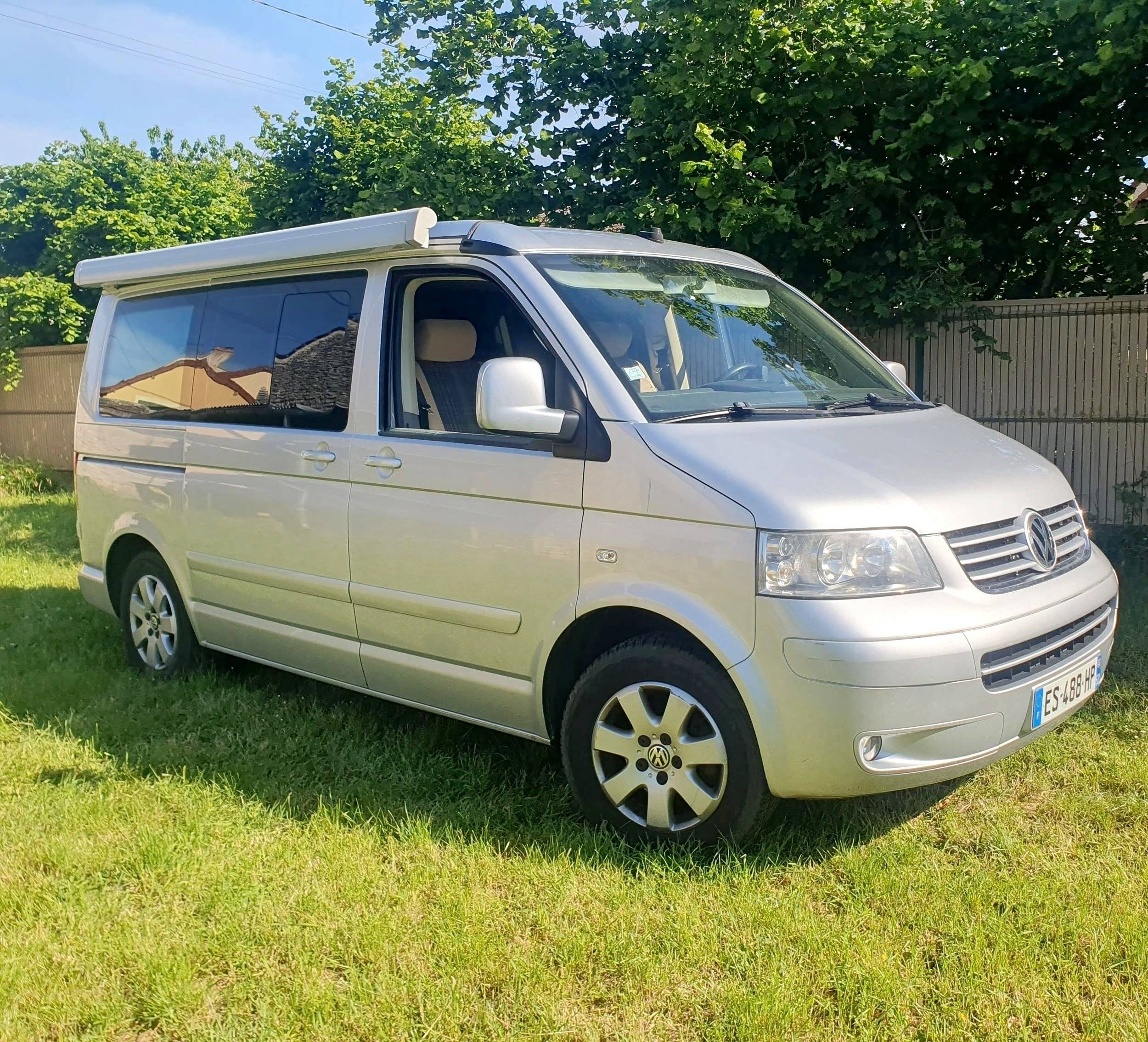 Vue avant de 3/4 Volkswagen 2,5l TDI 130 ch - Yescapa