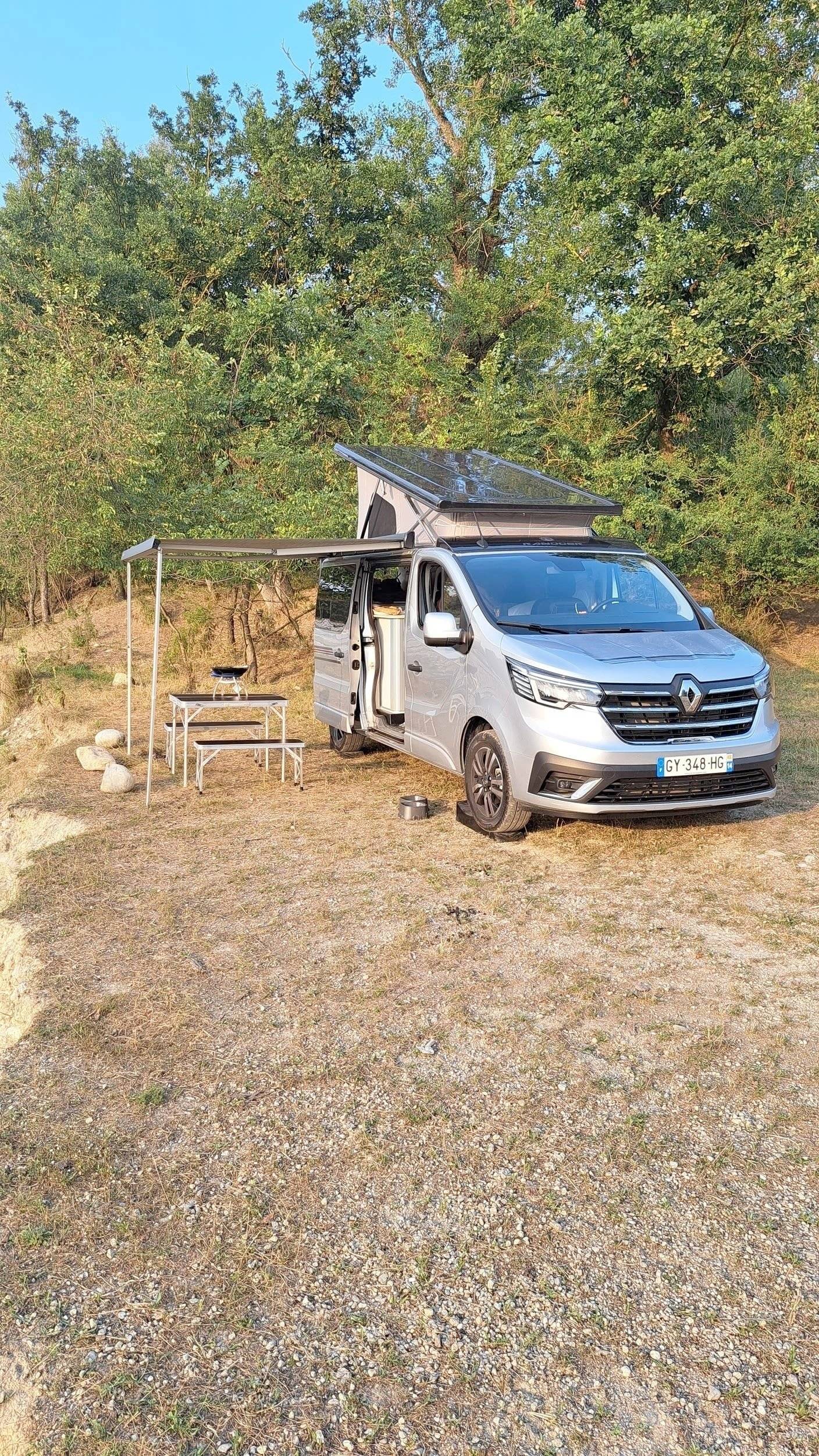 Vue avant de 3/4 Renault Trafic 2,0 l dci 145cv - Yescapa