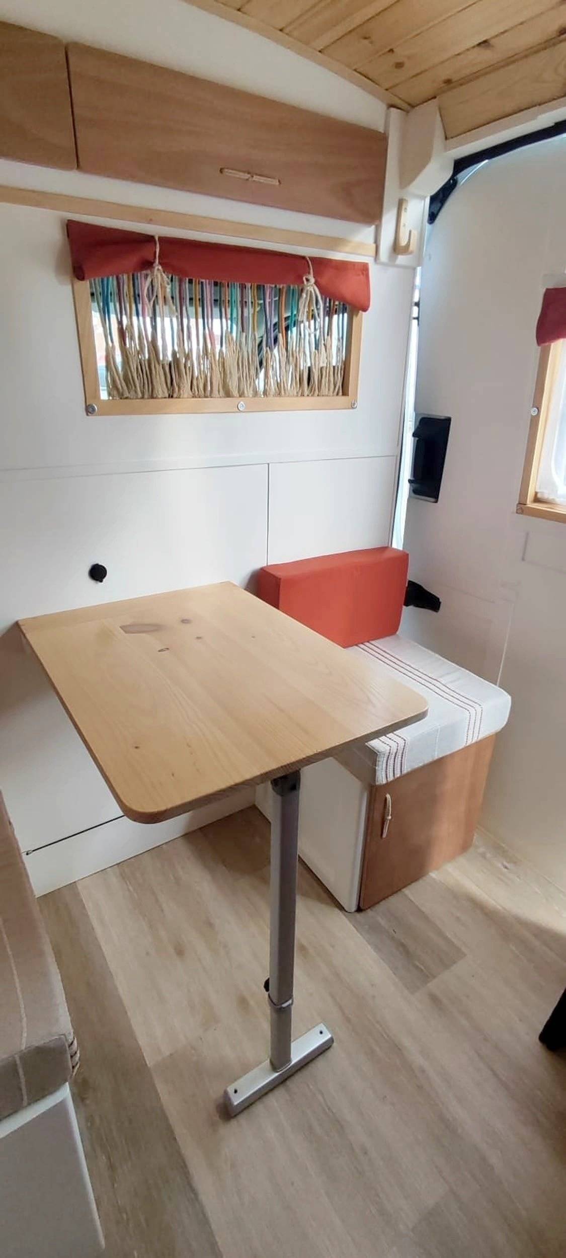 Dining Area Ford Transit 2,2 l 125 ch - Yescapa