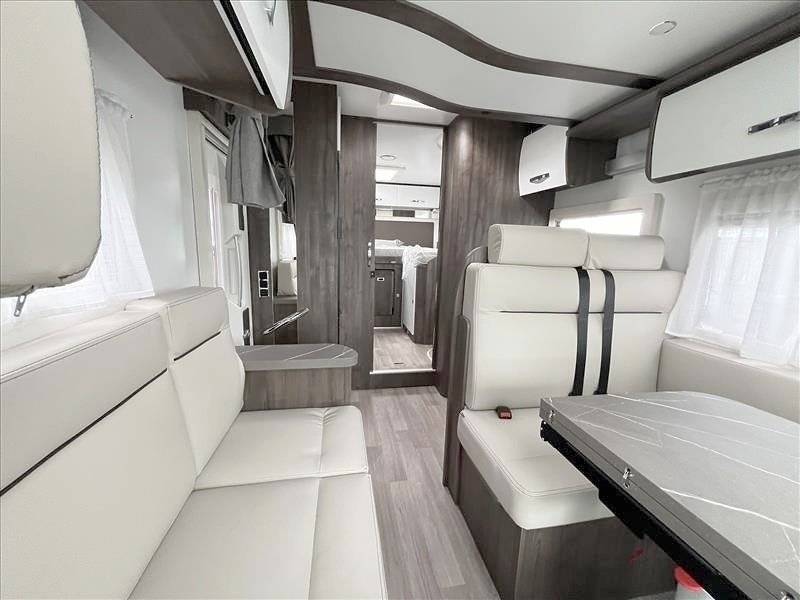 Dining Area Ford Ford - Yescapa