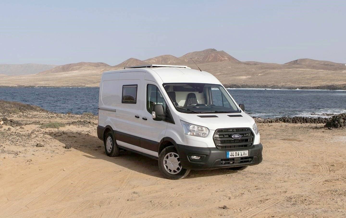 Vista frontale a ¾ Ford Transit 2023 - Yescapa