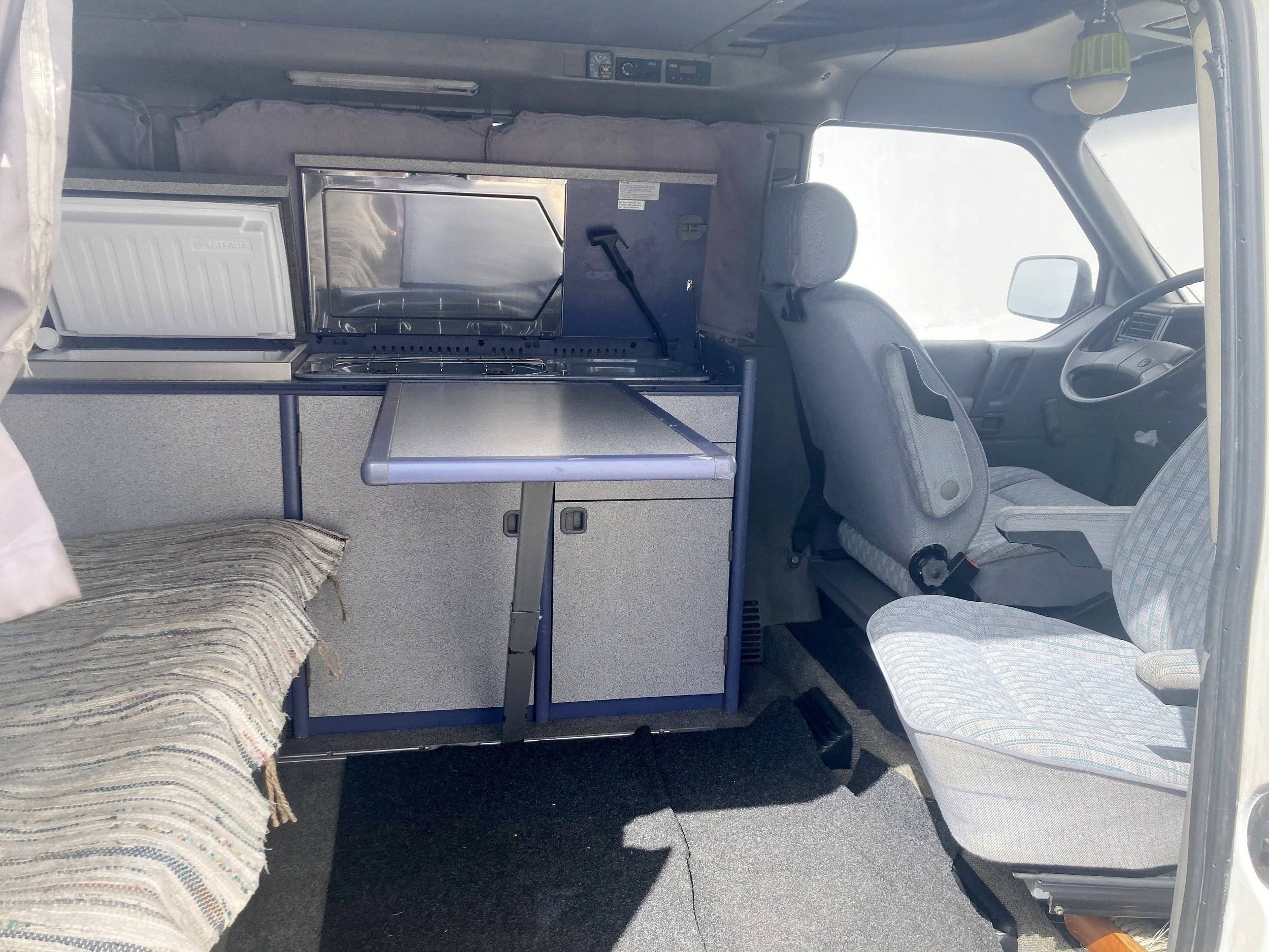 Área de jantar Volkswagen T4 California Coach - Yescapa