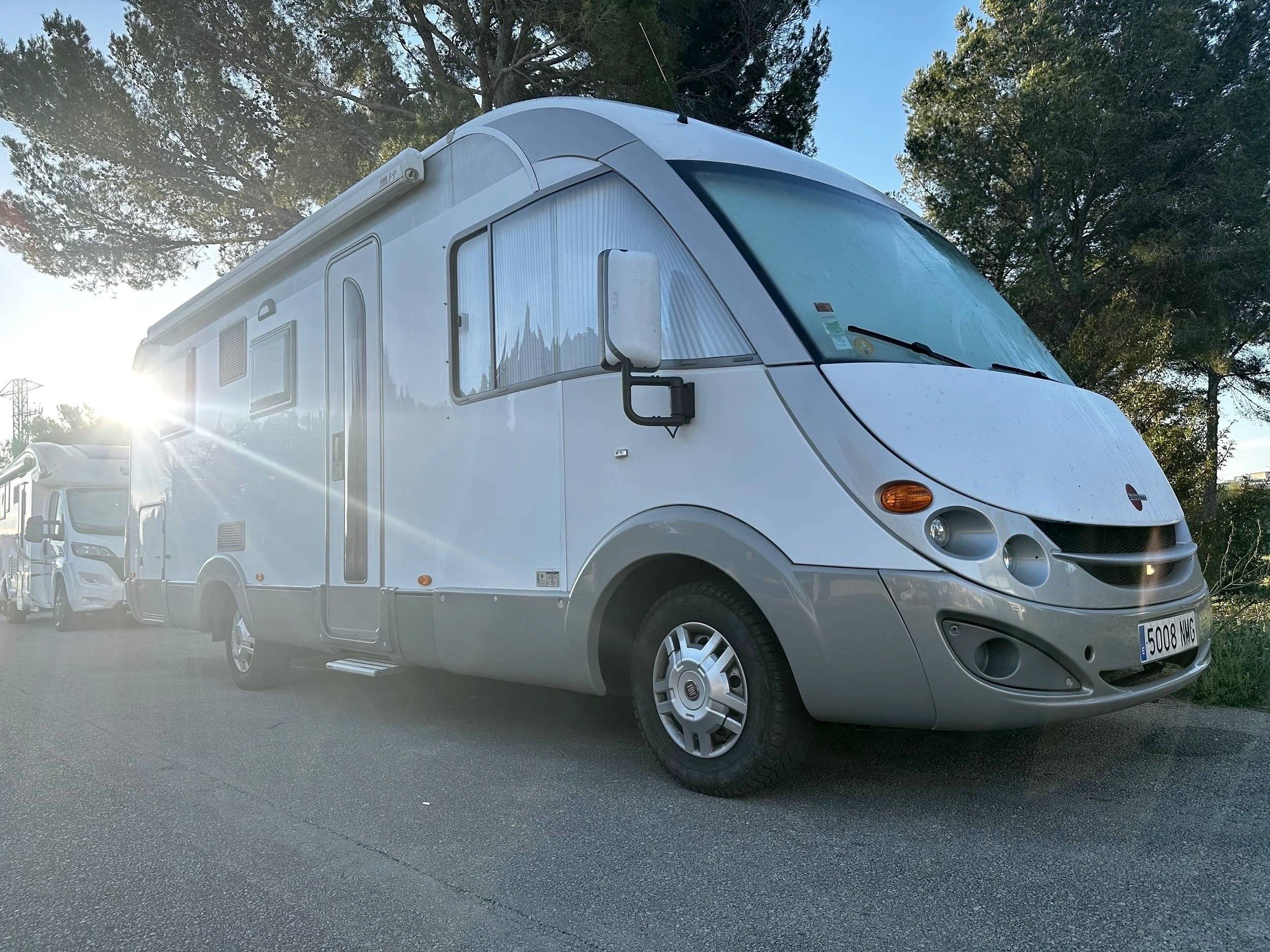 Vista del vehículo ángulo delantero Fiat 2,3 l 130 ch - Yescapa