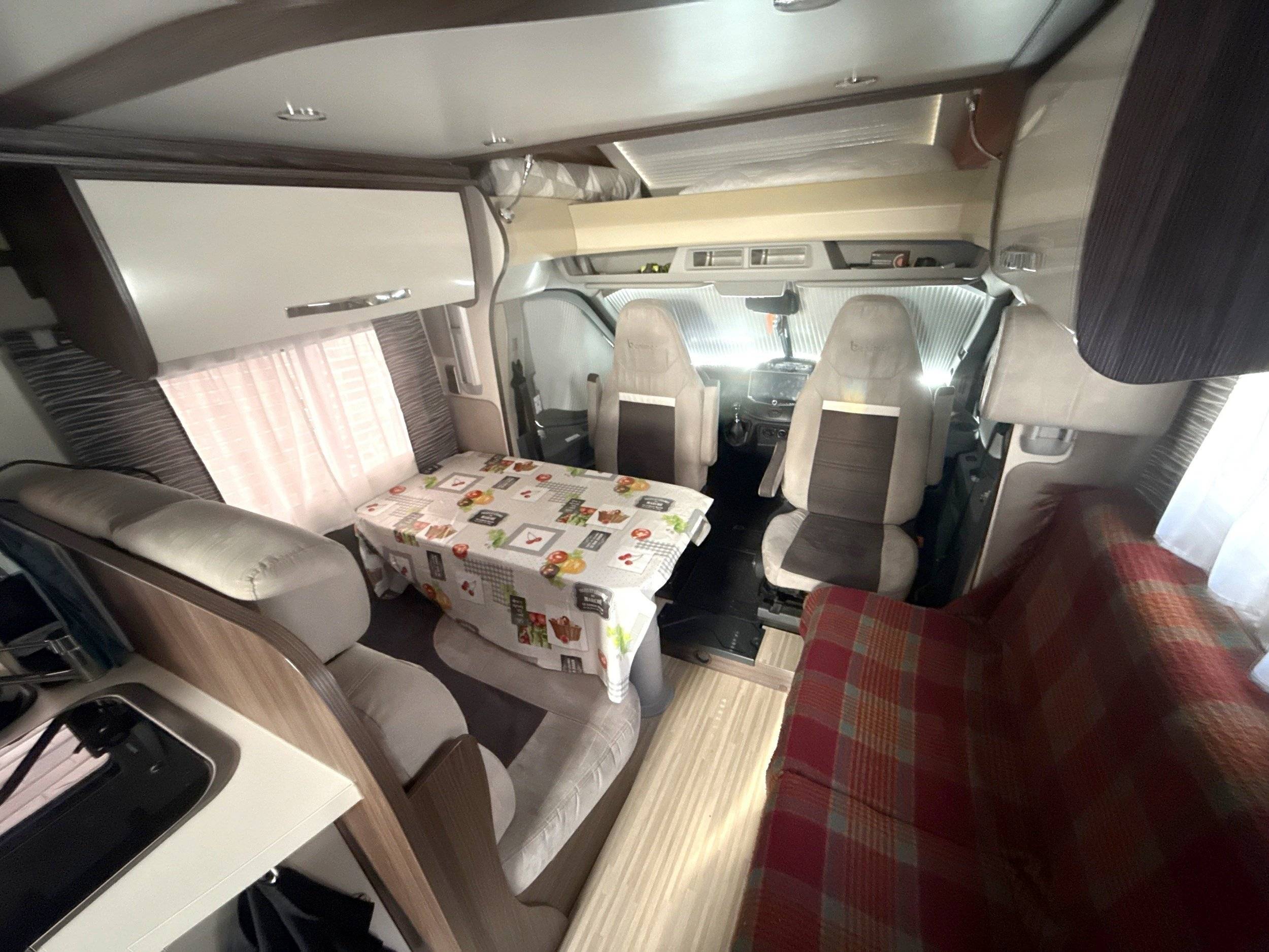 Eethoek Ford Transit 2,0 l 170 ch - Yescapa