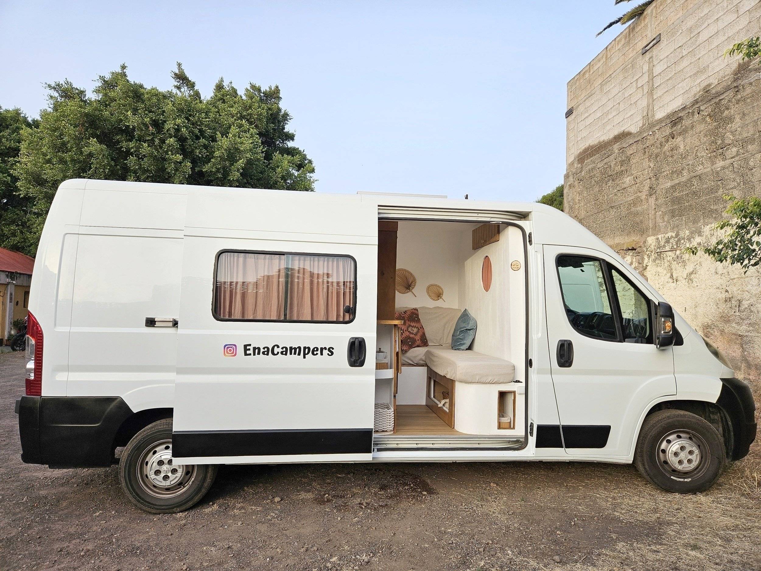 Vue avant de 3/4 Peugeot PEUGEOT BOXER - Yescapa
