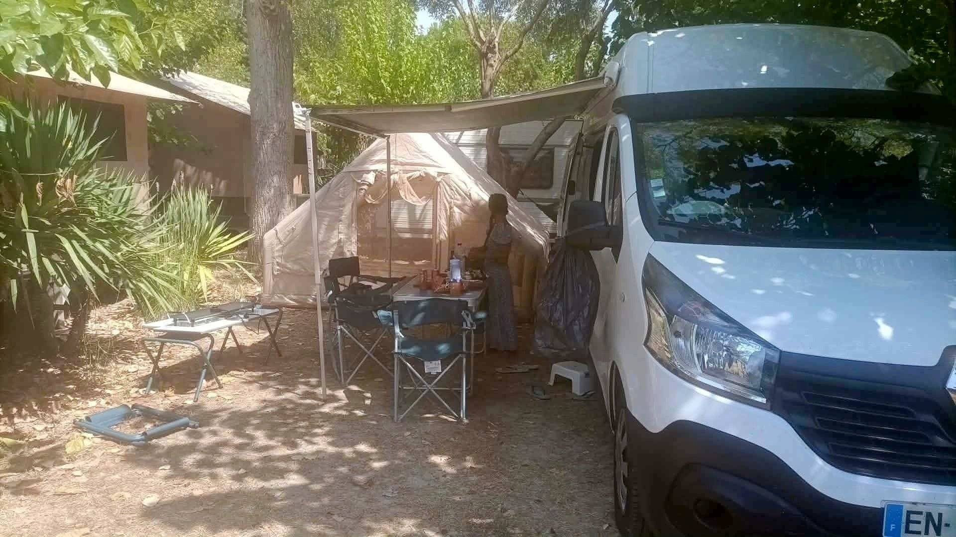 Vista de 3/4 Renault Trafic 1,6 l 125 ch - Yescapa