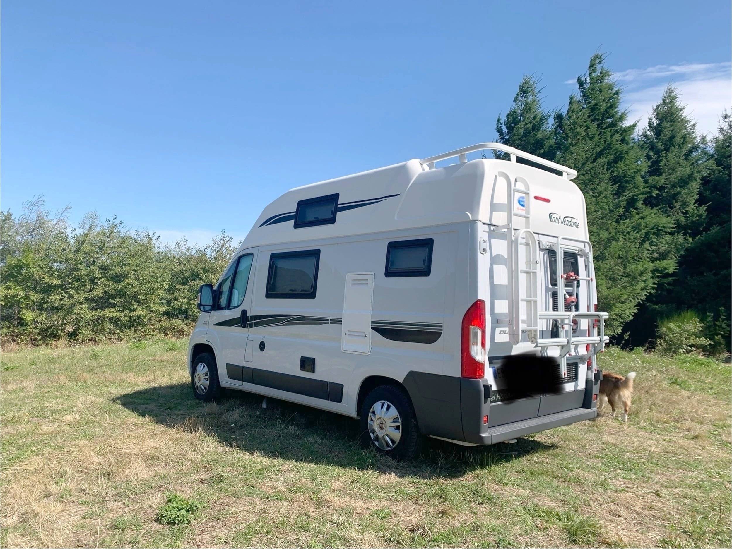 Vue avant de 3/4 Fiat 2,3 l 130 ch - Yescapa