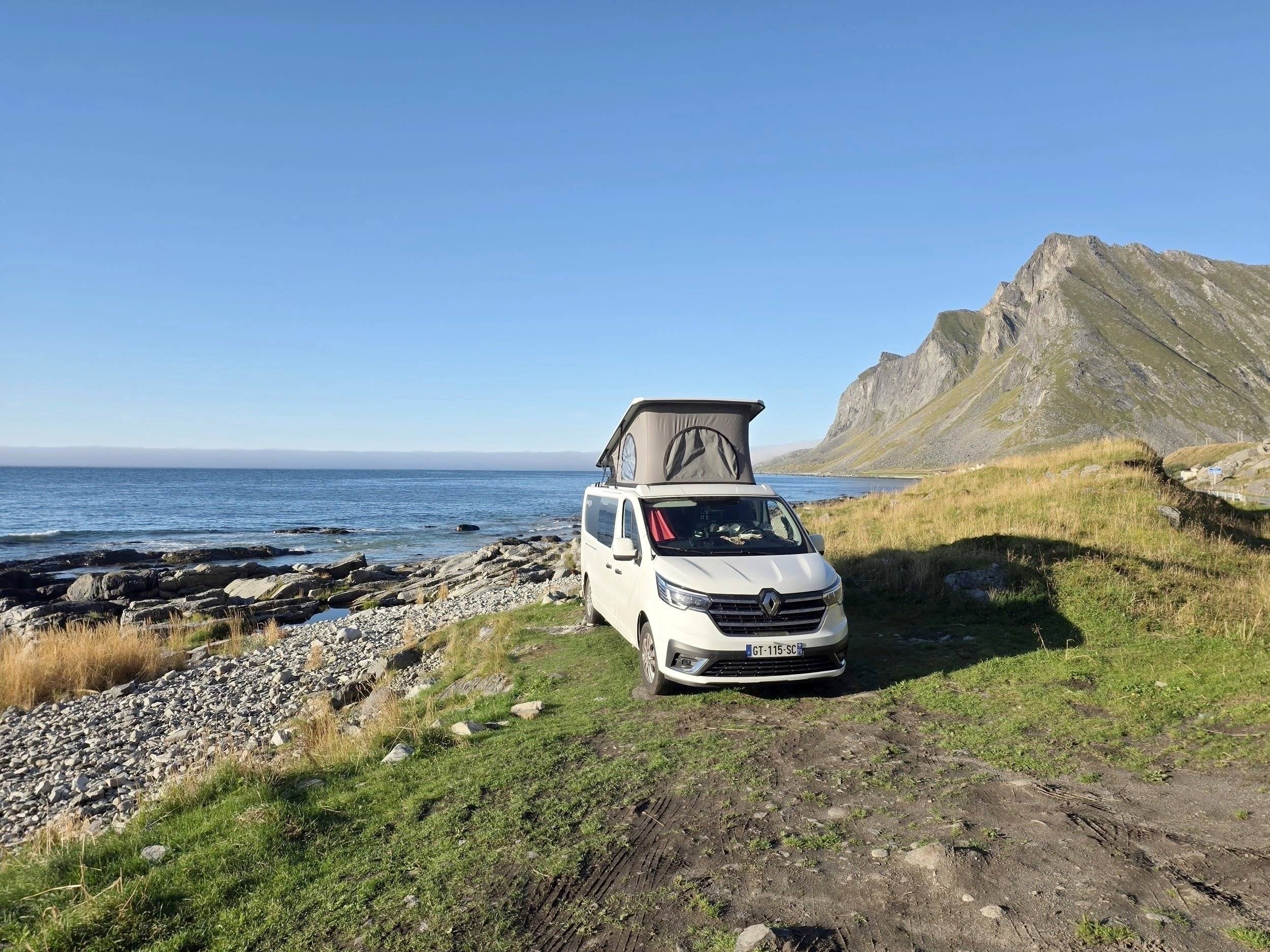 Vue avant de 3/4 Renault Trafic - Yescapa