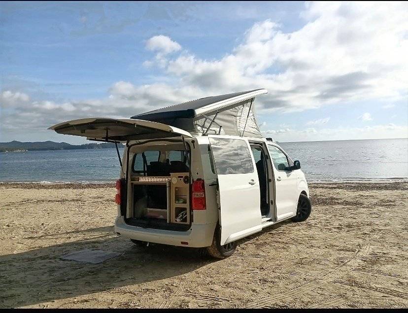 Vista del vehículo ángulo delantero Citroën - Yescapa