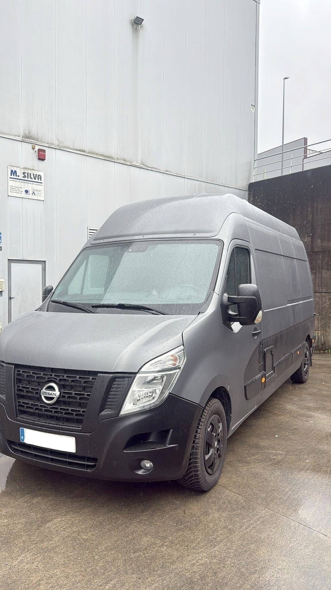 schräge Vorderansicht Nissan nv400 - Yescapa
