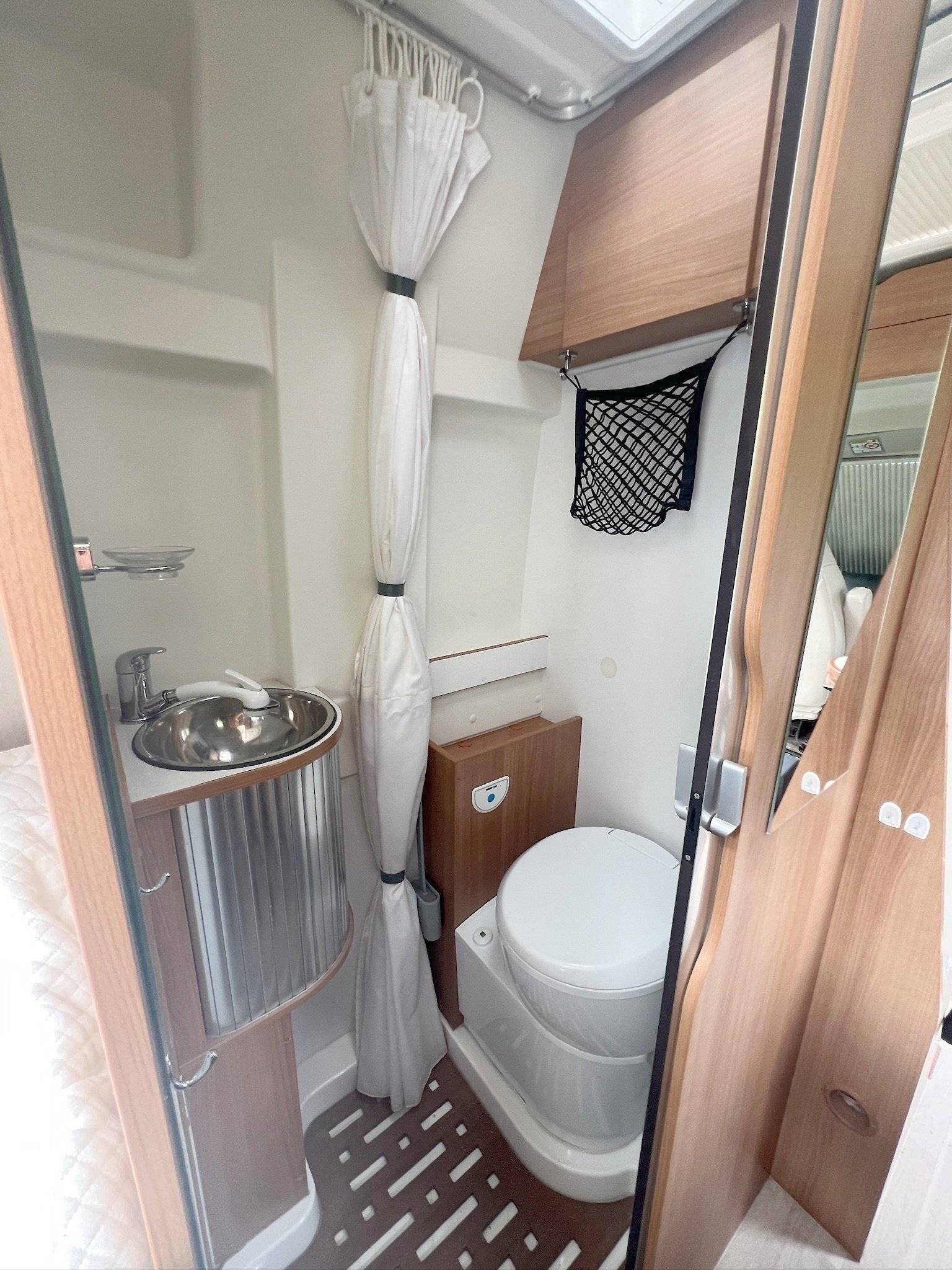Bathroom / Toilets Fiat fiat ducato 2,3 l 130 ch - Yescapa