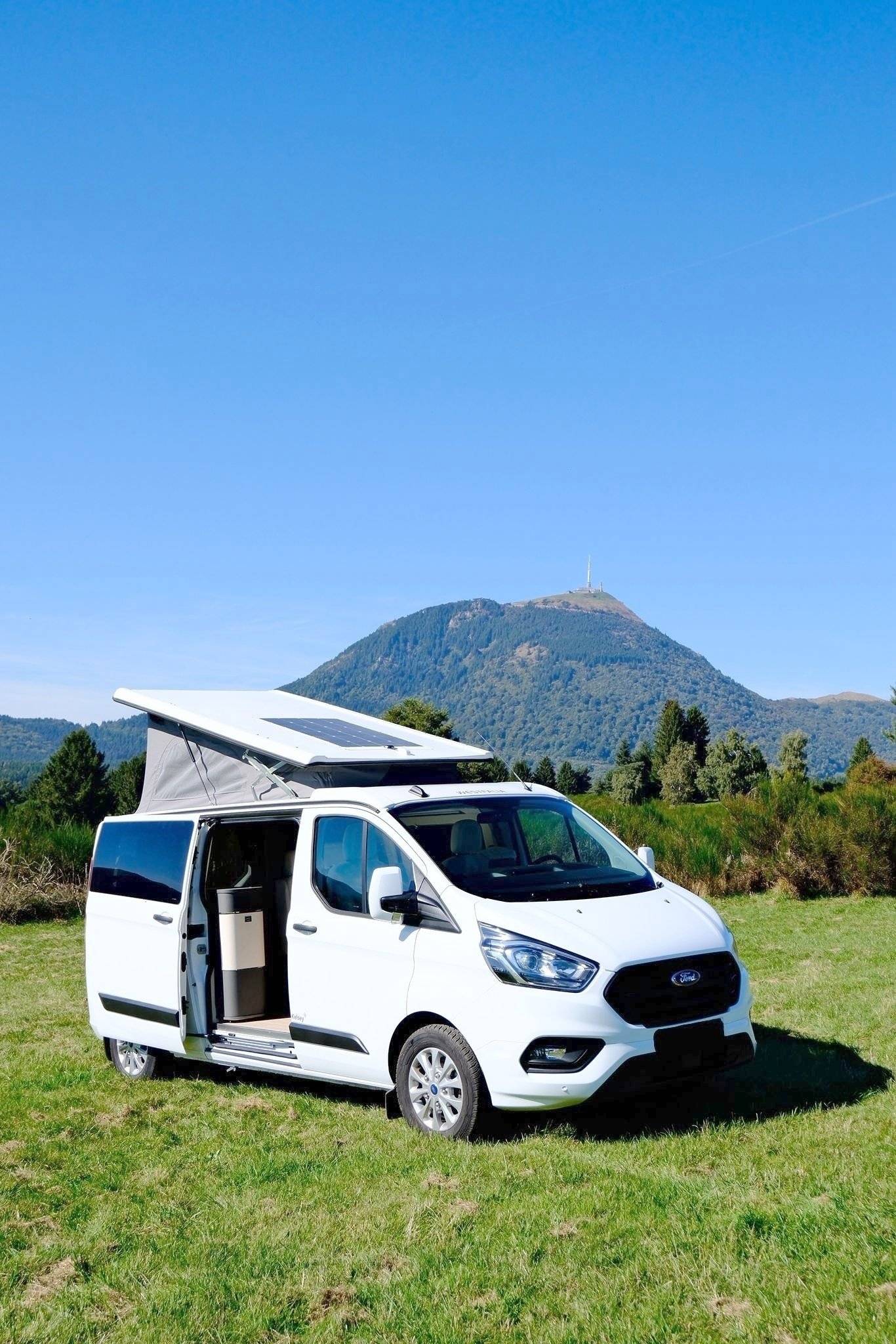 Front view from 3/4 Ford Ford Transit Custom - Yescapa