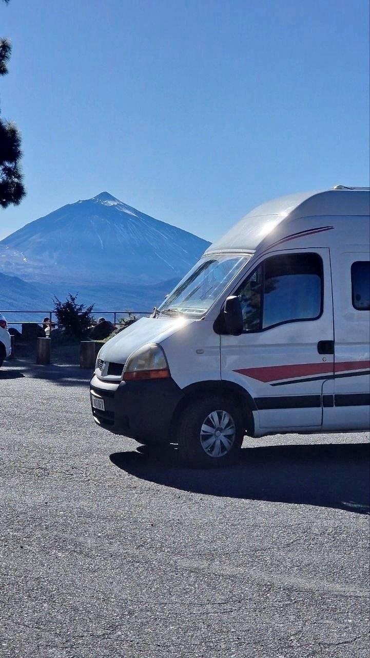 Vue avant de 3/4 Renault Renault master - Yescapa
