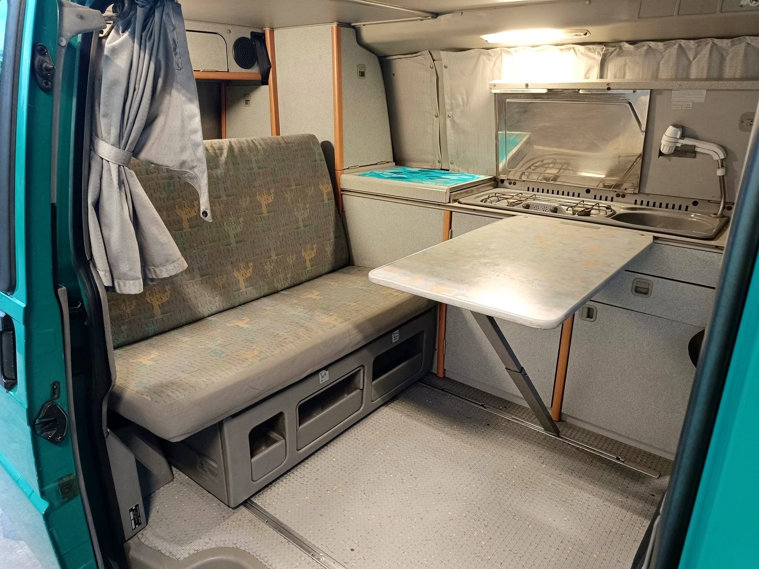 Dining Area Volkswagen T4 2,5l 102cv - Yescapa