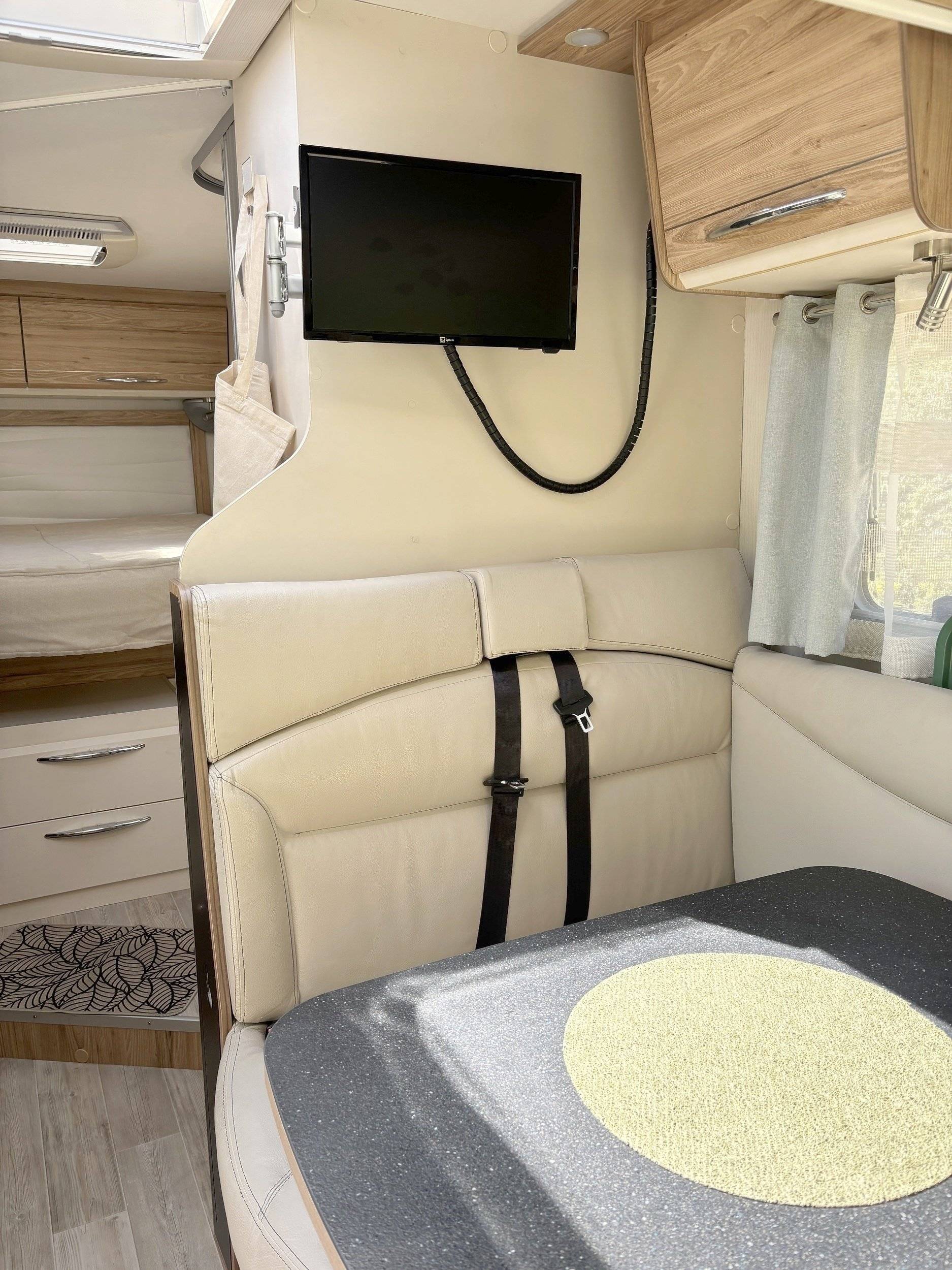 Dining Area Fiat 2,3 l 130 ch - Yescapa