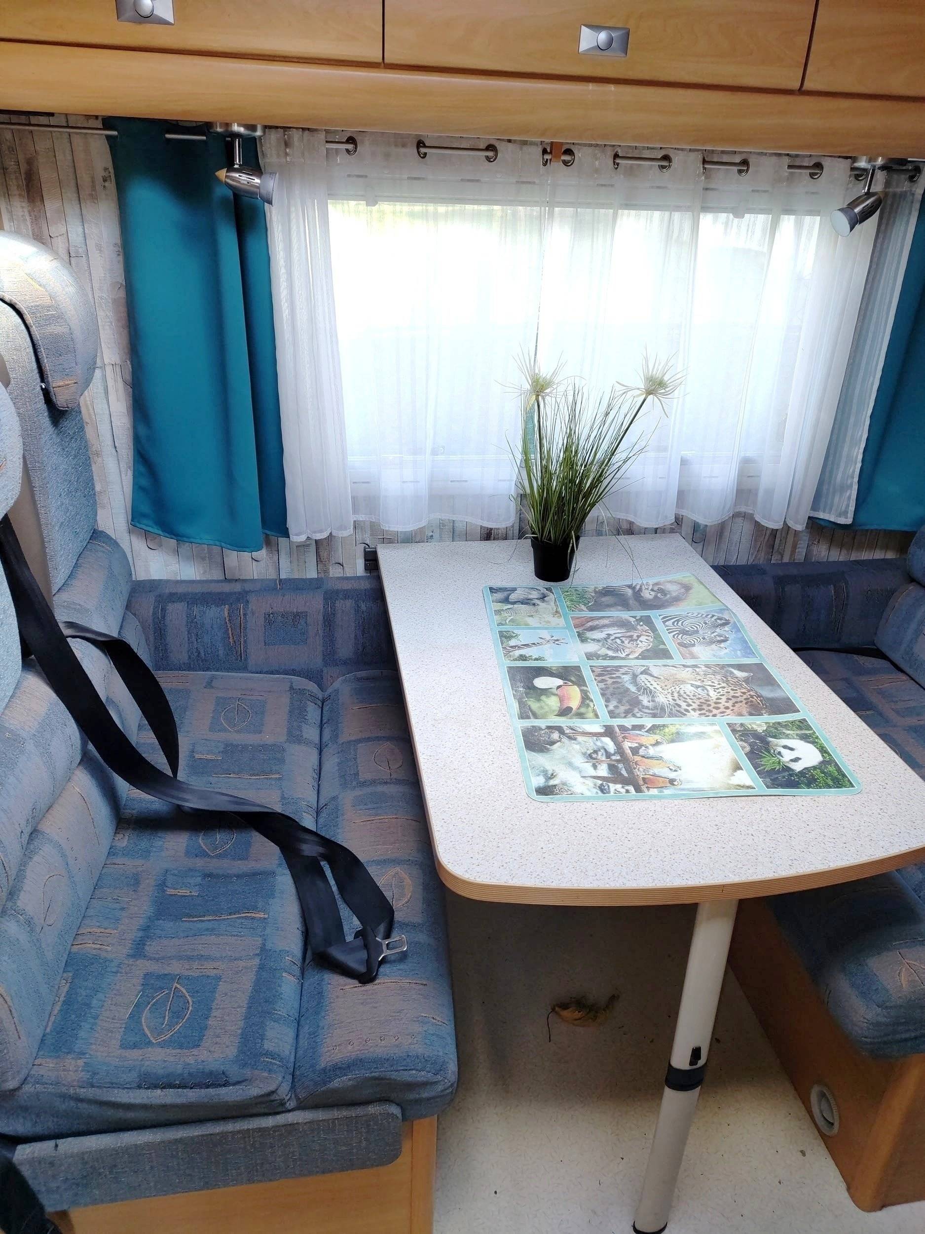 Dining Area Citroën Jumper 1,6 l 95 ch - Yescapa