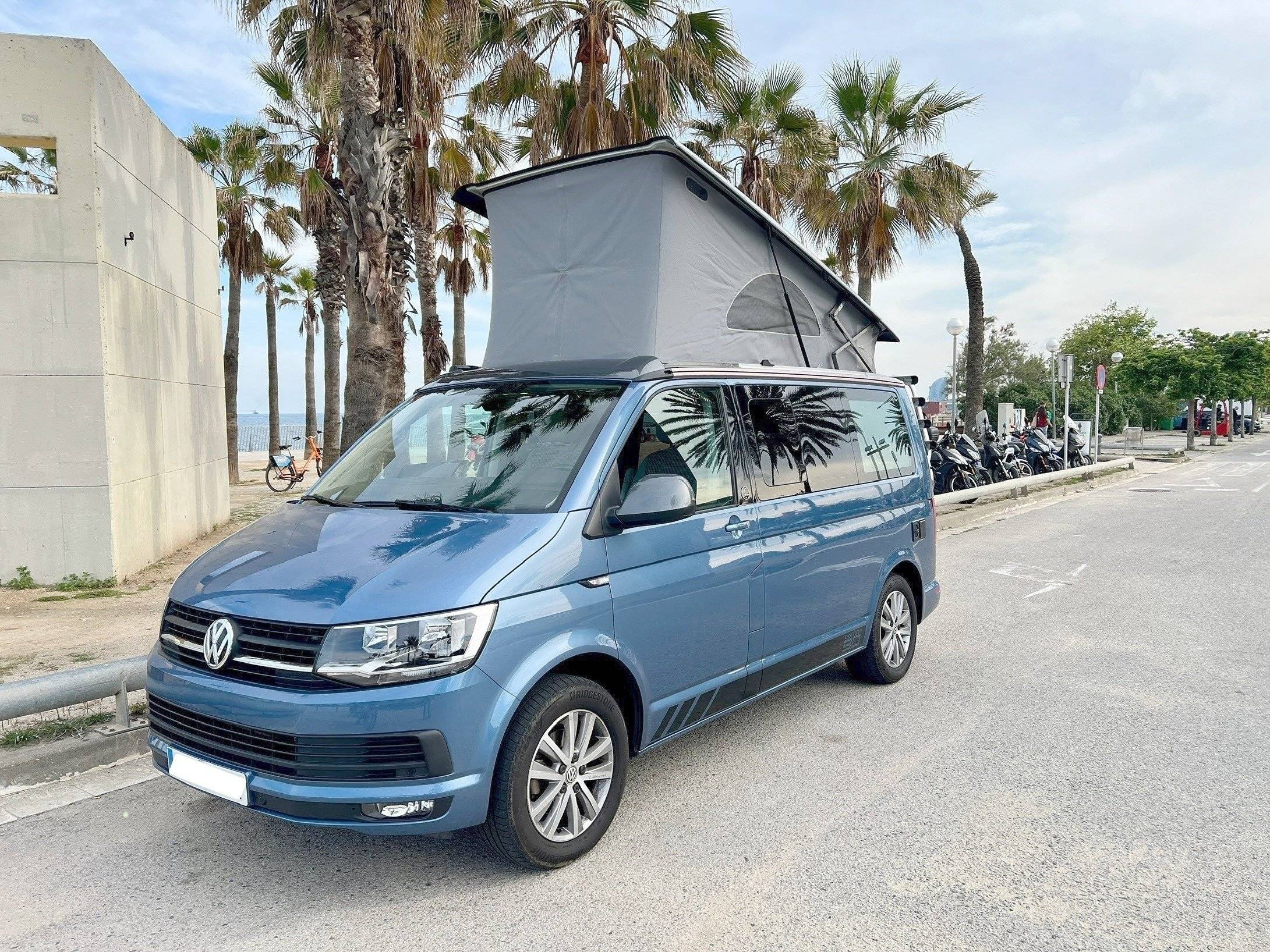 Vista frontale a ¾ Volkswagen T6 California Coast - Yescapa